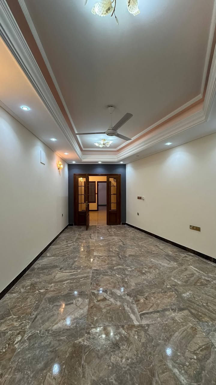 للبيع _ للبيع 

بيت مساحة ( 120 ) متر واجهه ( 6 ) متر 

طابو صرف بناء حديث  طابقين  بموقع مميز مدخلين 

الطابق الأول ( استقبال مطبخ صالة غرفة نوم خدمات كاملة ) 

الطابق الثاني ( ثلاث غرف نوم وخدمات ) 

الغدير _ شارع التوت 

للاستفسار ***********

يوجد واتس اب
