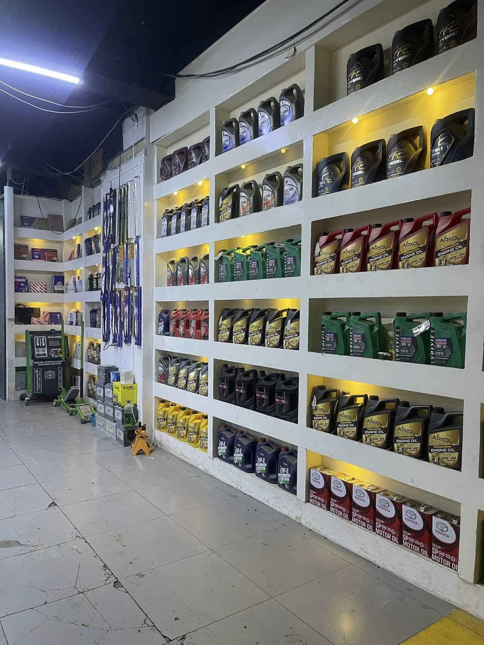 محل تبدیل دهن سیارات بکامل اشیاء
من اربیل للبیع ، الإجار ، مکان زین من اربیل من زون ذهبی ب الیجار زین عقد ١٠ سنة
*مساحة ١٩٠ متر
*کل دهنات سیارە و هایدرولیک گیر و فلترات
*اثنین جاهز سحب دهن 
* اثنین جهاز فحس کومبیوتر
* جهاز پریس ، للفتح تایرات
* جهاز میزانیة بالانص
* باتریات
* جهاز تبدیل هایدرولیک گیر
* جهاز تبدیل ماء رادیتر
* جهاز نایتروجین
* جهاز گیچ الیکترونی 
* کومپرسر
* ستاند عطرات ویة عطر
* جهار طابعة بارکود سیارات
* تلیفزون و ثلاجة و کل اغراض

للمعلومات صور ةصفحة تیکتوک موجود 
رقمي و واتس ئاپ
***********
