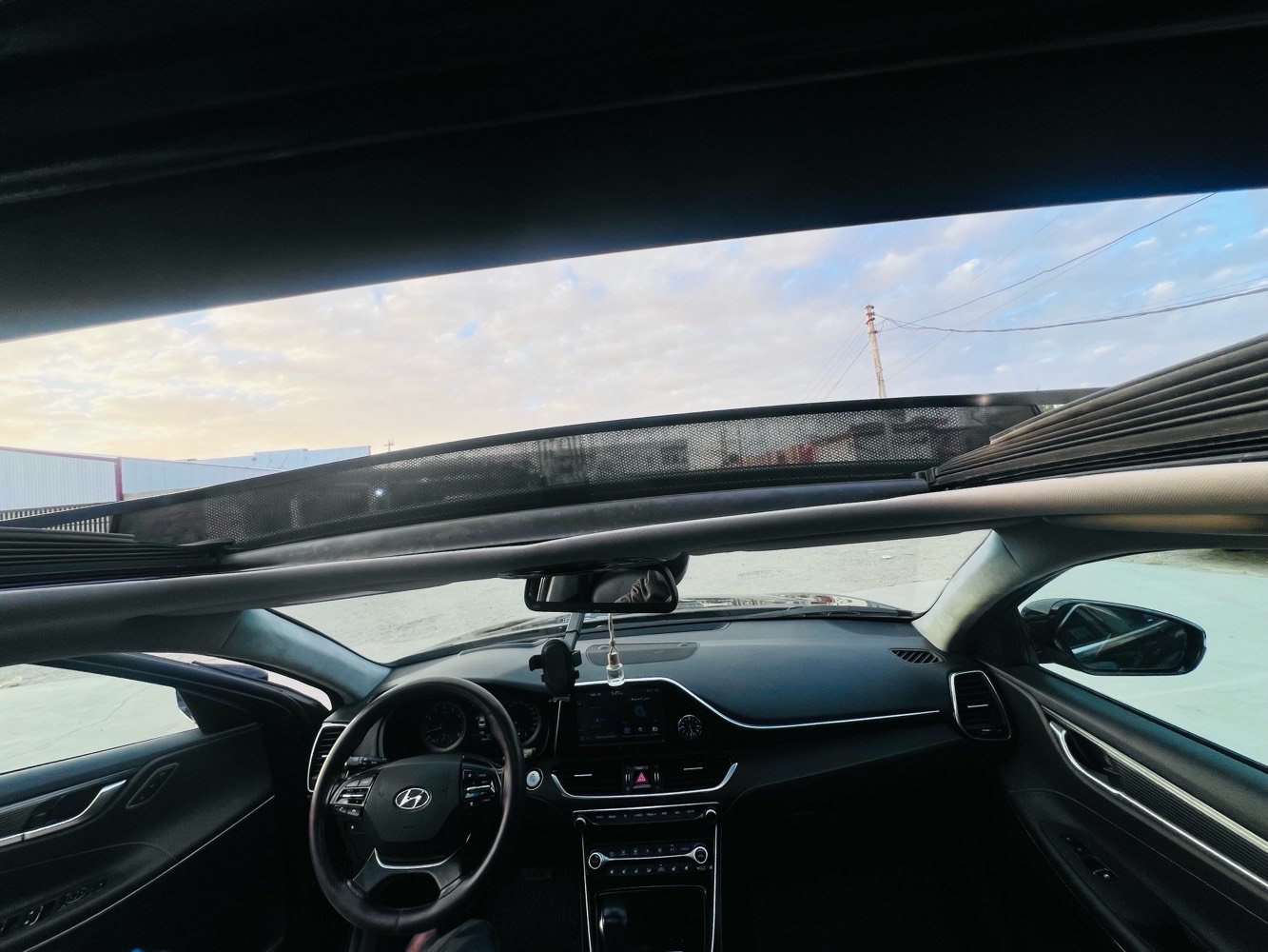 سلام عليكم . للبيع سياره ازيره مِـטּ نوع گرانجر فول مواصفات موديل 2017، شرط التحويل والغرامات … مواصفات السياره . 1- حساسات خلفي ، أمامي 2- كامرات عدد 6 3- تدفئات بل كشانه الاماميه والخلفيه 4- كشنات كهرباء 3 وضعيات 5- تخم تايرات جدد 6- المراه الجانبيه تنفتح وتنسد عند تفتيح السياره 7- سقف بونراما للأخير 8- دبل اشاره 6 9- ويل بلادي 10- تبريد وتدفئه 6 منافذ . . ملاحظه : السياره مكفوله مِـטּ الدعاميه للدعاميه وترهم مراوس حسب القناعه. ماشيه 20km