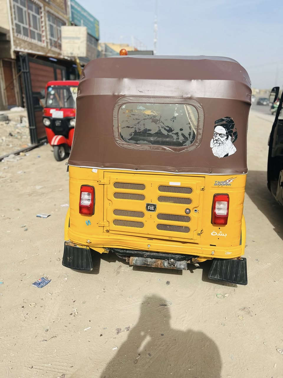 السلام عليكم تكتك للبيع 18اوراق تكتك خير من الله كهربائات كلهة شغالة تخم تاير جدد بيهة فقط خياسات بصيطة مثل ما وضحة بلصور ومكينتهة بيهة خيط بخار بس ما بيهة اي صوت صافية السعر 4/250. وبيها مجال الرقم ***********
