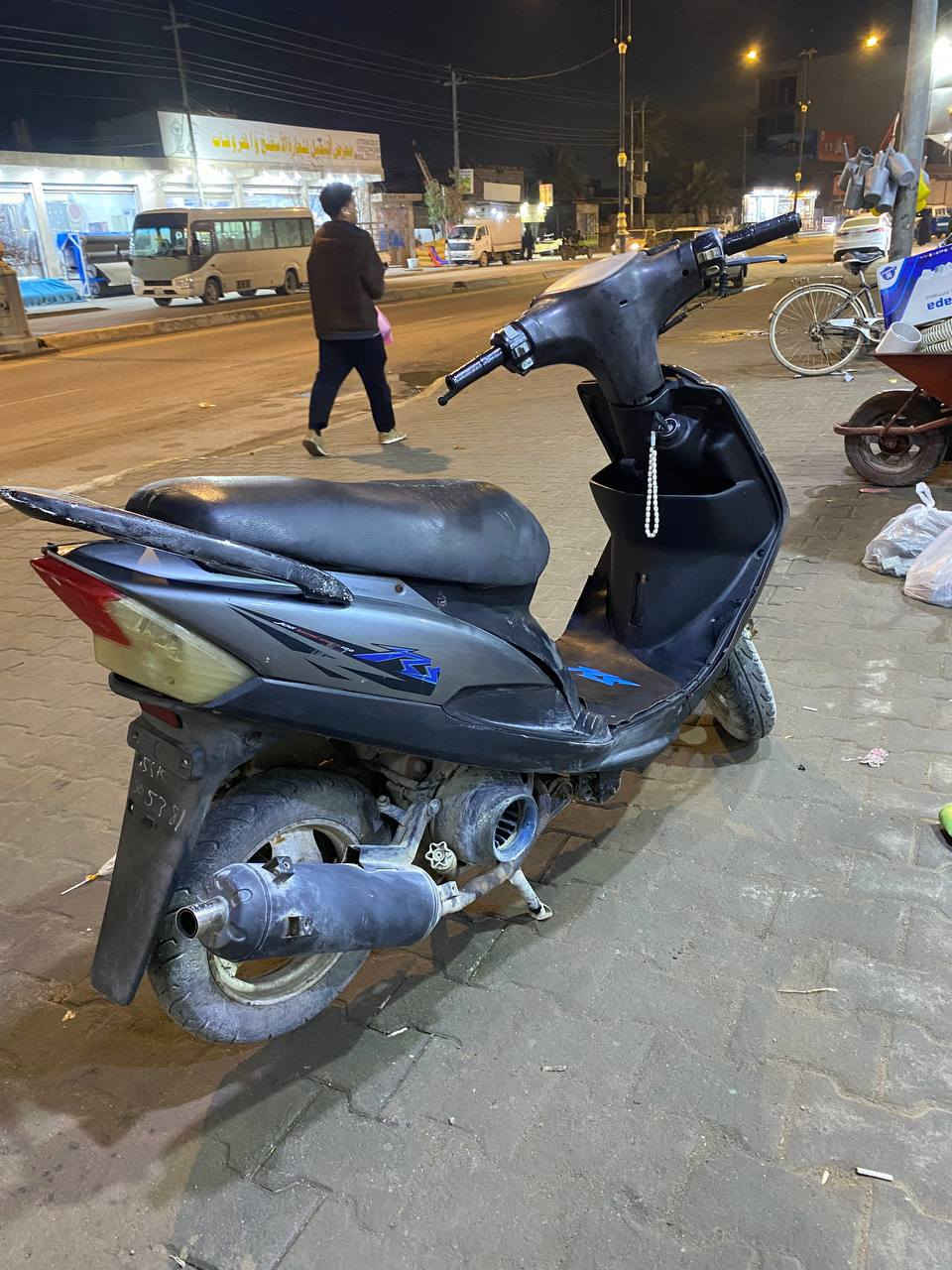 سلام عليك 
ماكس عدله 
دراجه كامله من كلشي 
مكينه 49 ناعمه لاصوت لاتنقيص
كهربائيات كلها شغاله نكره سلف بكل وكت 
رايدها ب500 وبيها مجال
مكاني بصره ابولخصيب
*********** البصرة, العراق
