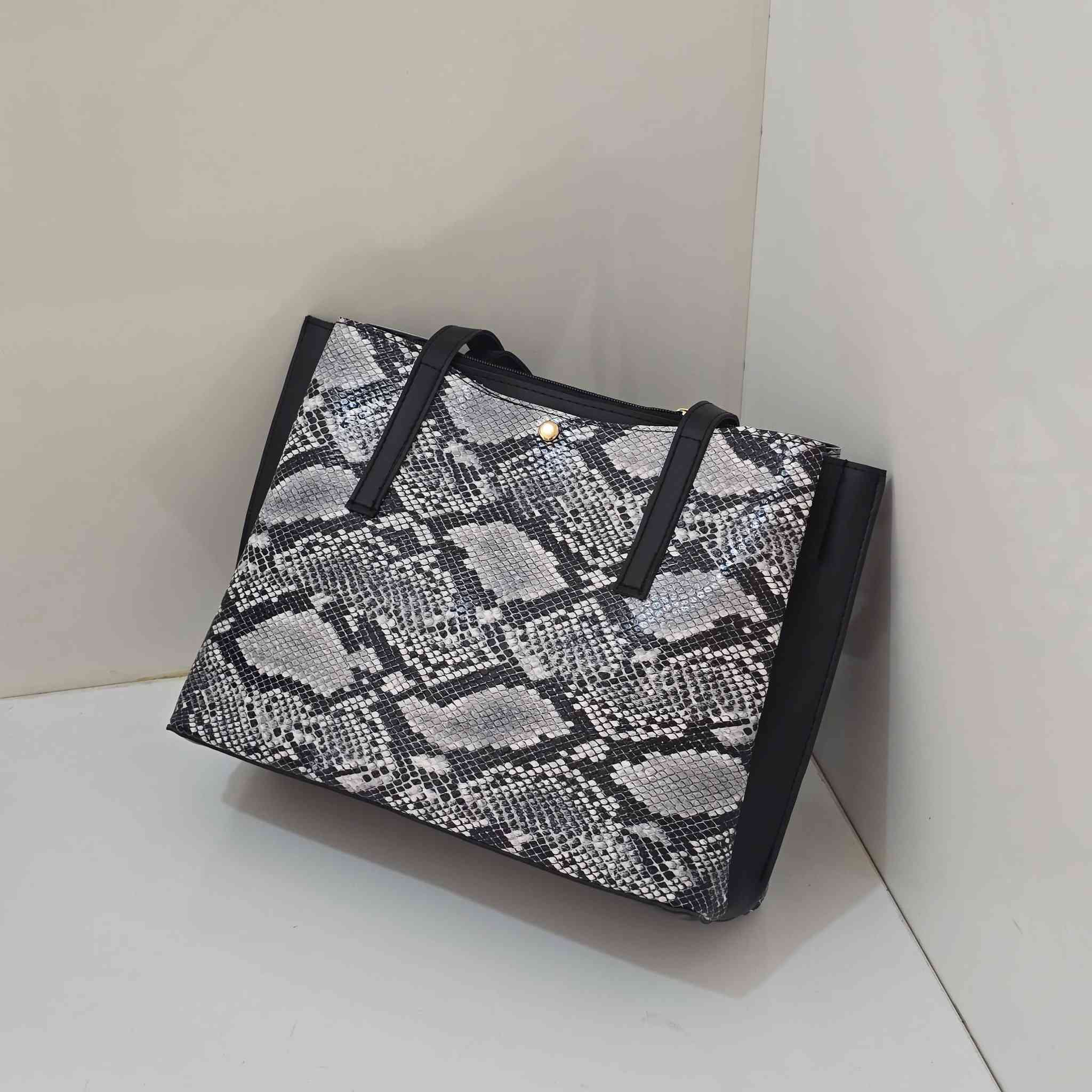 حقيبه حجم كبير 
والسعر صدمه #ب١٠ الف فقط 
افلشها الأسعار ❤️❤️❤️❤️❤️
التوصيل لكل محافظات العراق صار #ب٣ الف فقط 

متوفره حسب الالوان المرفقه في الصور ❤❤❤

#اذا_حبيتي_تكون_اطلالتج_مميزه راسلينا ع البيج 
او الاتصال ع الرقم ✅️***********✅️

  #التوصيل لكل محافظات العراق صار   (٣) الف فقط
