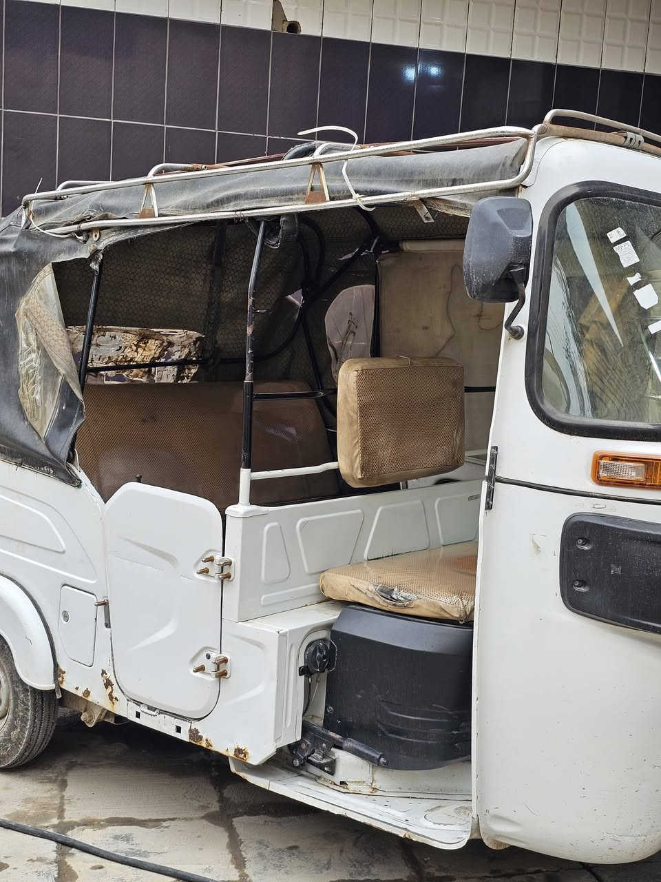 تكتك 2022 للبيع #رقم_انكليزي
التكتك منزلها #رمبة بيدي وهذا رابط الفيديو.👇
https://youtu.be/5NqeF_3avH8?si=oNvRNtcFCiluYPVe
التكتك كامت قبل راس السنة بيومين و #جفتتها يم مصطفى بالباوية.

#التكتك_مكفولة من الصبغ والحادث واللغد والمحرك.
سعرها 9مليون وبيها مجال. 

نواقصها ⚠️
بيها خياسات بسيطة 
بك لايت 
بواري وچادر 
صليب امامي 
عنبار بريك تك تاير خلفي 

#مكان_التكتك المعامل/ الباوية/ شارع جامع الزهراء/ قرب اسواق مشمشة.

تواصل واتساب ***********
الشراي و الموشراي  عالراسي كل التفاصيل مذكورة 
لان ما متواجد بالبيت فقط اتصال.
