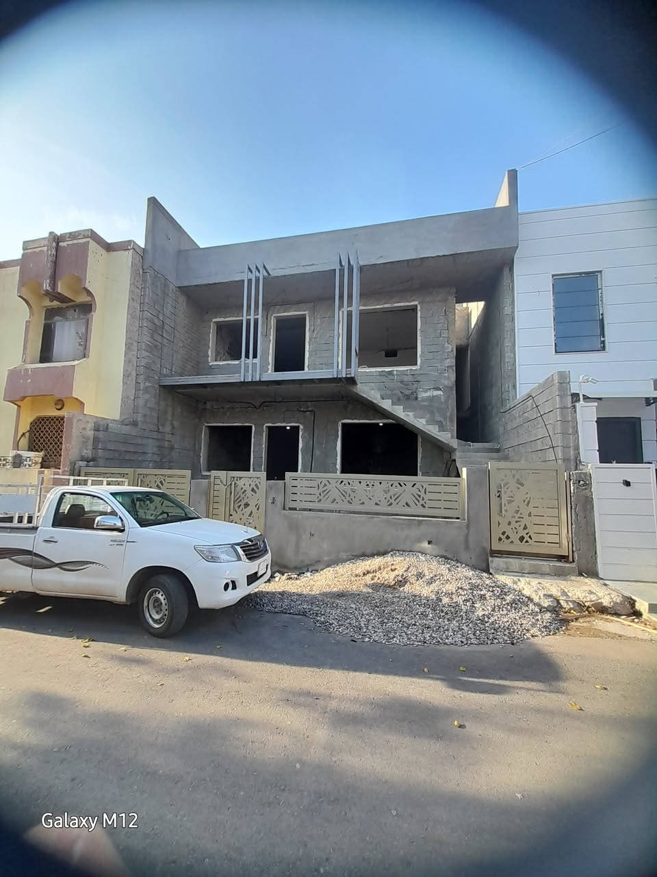 السلام وعليكم ورحمة الله وبركاته شلونكم عيوني أحبتي أصدقائي الأعزاء متابعي صفحة النسيم للعقار في السليمانية وسيط لبيع وشراء البيوت والشقق السكنية داخل المجمعات السكنية وخارجها  .. وسيط لبيع المحال والبنايات التجارية والأراضي التجارية  والزراعية  .. يوجد لدينا بيت هيكل متكون من ثلاث طوابق قيد الإنشاء كما موضح في الصور ..  البيت متكون من ٦ غ ف نوم  مساحة ٢٠٠م  باتجاه شروق الشمس  .. منطقة رزكاري السليمانية  .. للإستفسار اكثر يرجى الاتصال على الرقم .. ( *********** ) النسيم للعقار في السليمانية  .. صاحب الصفحة اكون ممنون لحضرتك توافق على منشوراتي  ربي يرزقك ويرزقنا..
