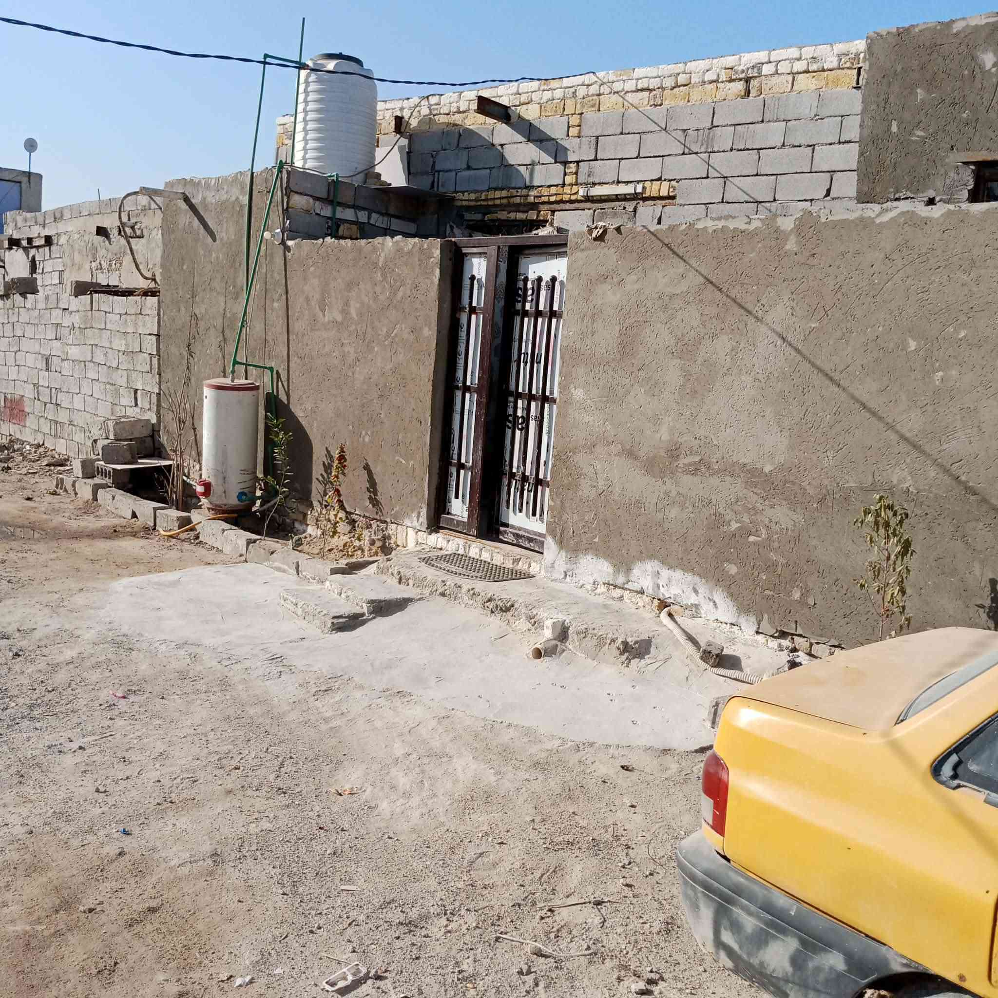 السلام عليكم بيت للبيع مساحه 120 متر مربع للبيع غرفتين صاله مطبخ مكشوفه حمامات داخليه وخارجيه ساحه بيت بيت كامل مكمل نقص الاستقبال فقط السعر 18 وبي مجال مكاني الكوفه شارع المعمل خلف جامع الخزاعل بيت جديد وهذا رقم للتواصل‏‪0788 732 9440,‬‏
