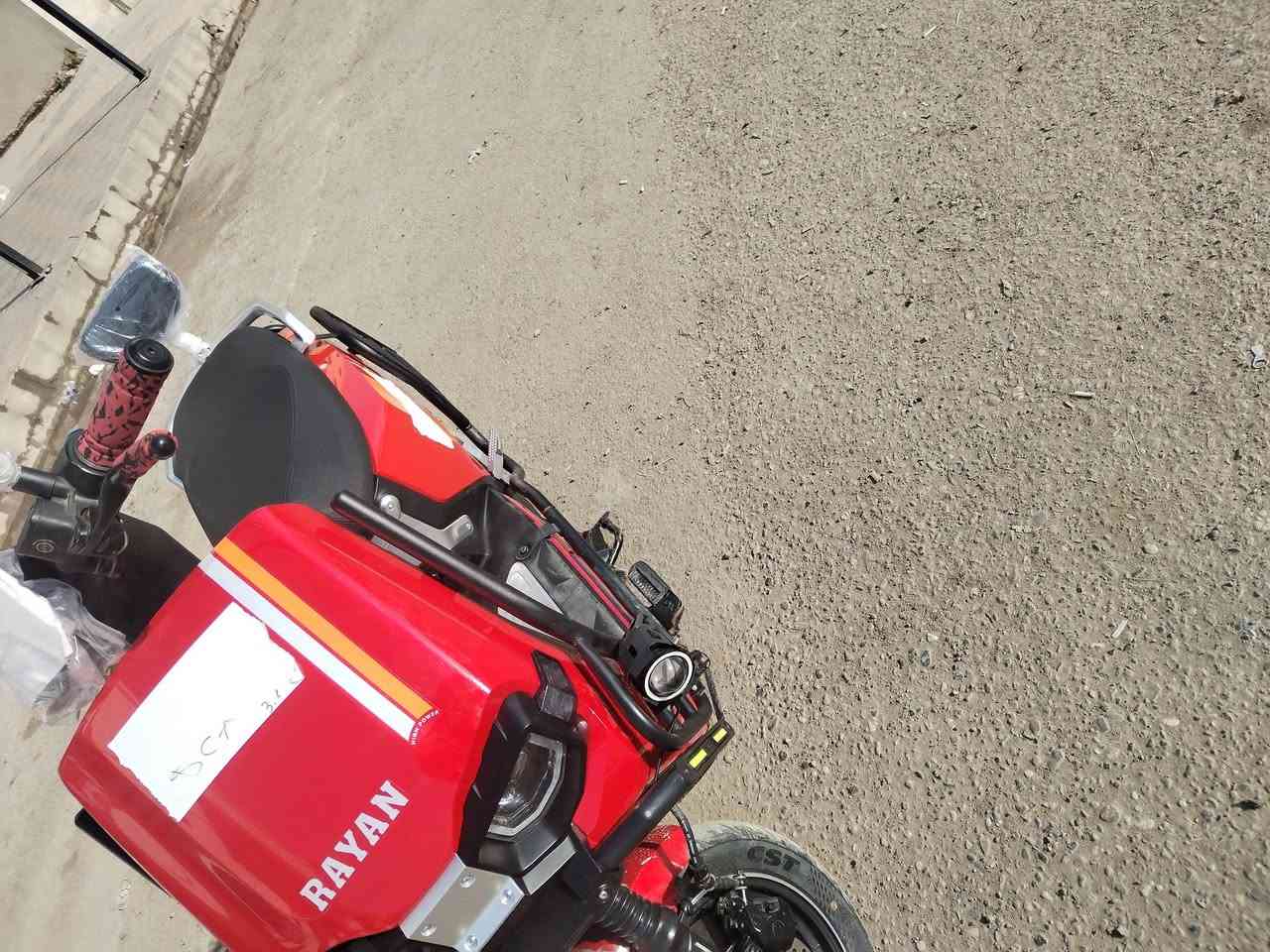 � للبيع ماطور كهربائي RAYAN 🔴
ماطور كهربائي نظيف استخدام شهرين فقط، حالته ممتازة وما بيه أي شي.

المواصفات:

 • كهرباء 100% (هادئ وموفر)
 • ضو أمامي LED قوي
 • كشافات جانبية
 • شاشة ديجتال
 • كرسي مريح ويا مسند للراكب
 • صندوق خلفي للتخزين
 • حمايات جانبية حديد
 • إطارات عريضة وثبات عالي

📞 للاستفسار مراسلة خاص / اتصال ‭***********
