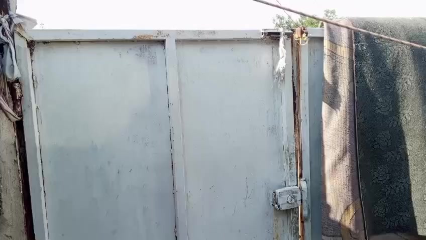 بيت للبيع في الكوت شهداء منطقه الدبيه مساحه حلوه في قرب الشارع بيت مرتب بيت ساندويتش للبيع السعر حلو ومناسب احسن من الاجار ثلاث ملايين ***********
