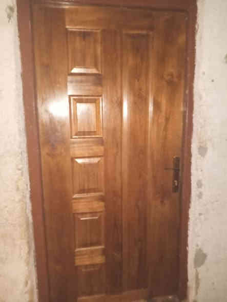 سلام عليكم سندويش وباب غرافه خشب جديده وسقوف ثانويه جديد  باب حمام البيع بكاني زعفرانيه رقم ***********
