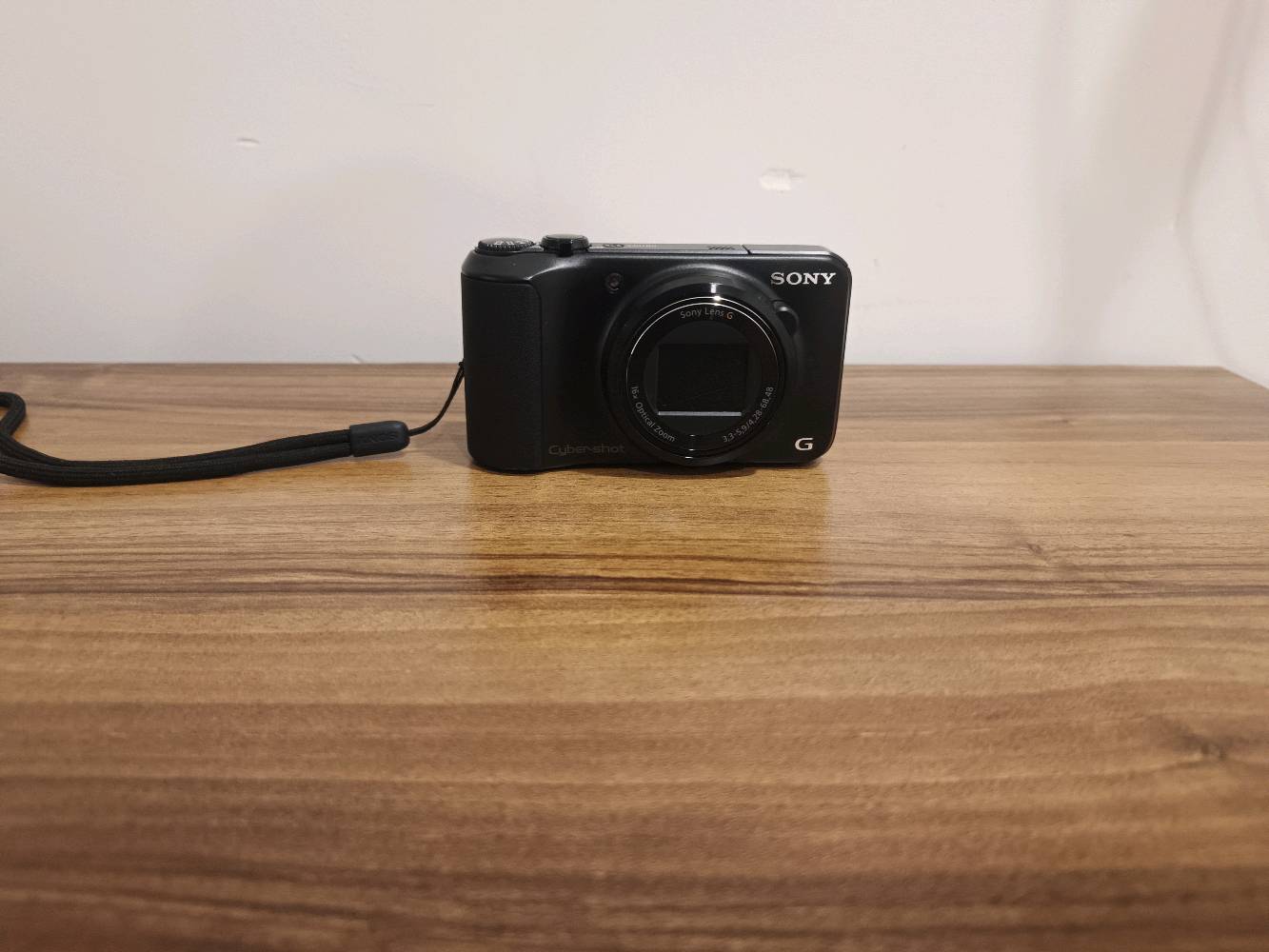 السلام عليكم
كاميرا سوني للبيع
السعر:180 الف
العنوان:بغداد حي تونس
رقم الهاتف : ***********
غير مستعمله 
لا يوجد توصيل

الميزات الرئيسية للمنتج
تقريب رقمي
64x
اللون
أسود
نوع البطارية
ليثيوم أيون
الاتصال
يو إس بي
سلسلة
سوني سايبر شوت
تقريب بصري
16x
الأبعاد
العمق
1.33 بوصة
الارتفاع
2.35 بوصة
العرض
4.12 بوصة
وزن المنتج
6.77 أونصة

ميزات إضافية للمنتج
نوع الشاشة
شاشة LCD
دقة المستشعر
16.1 ميجابكسل
أقصى دقة فيديو
1280x720

ميزات إضافية
تقريب رقمي، USB، تصحيح العين الحمراء
حجم الشاشة
3 بوصة
اللون الخارجي
أسود

الميزات
تقريب رقمي، USB، تصحيح العين الحمراء
حجم الشاشة
3.0 بوصة
النوع
كاميرا بوينت آند شوت
نوع الكاميرا
كاميرا بوينت آند شوت
أقصى دقة
16.1 ميجابكسل
ذاكرة فلاش مدعومة
بطاقة ذاكرة ميموري ستيك ديو، بطاقة ذاكرة SDHC، بطاقة ذاكرة ميموري ستيك مايكرو، بطاقة ذاكرة SDXC، بطاقة microSDHC، بطاقة ذاكرة SD، بطاقة ذاكرة ميموري ستيك برو ديو، بطاقة ذاكرة ميموري ستيك برو ديو عالية السرعة، بطاقة ذاكرة ميكرو (مارك 2)، بطاقة ذاكرة ميموري ستيك برو-HG ديو، بطاقة ميكرو SD

معلومات المنتج
كاميرا سوني سايبر-شوت DSC-H90 كاميرا رقمية صغيرة الحجم بدقة 16.1 ميجابكسل تتيح لك التقاط صور مقربة مذهلة بالإضافة إلى مناظر طبيعية شاسعة. بفضل عدسة سوني G ذات الزاوية العريضة 24 مم ومستشعر الصور Super HAD CCD مقاس 1/2.3 بوصة، تتيح لك هذه الكاميرا الرقمية من سوني التقاط صور بجودة فائقة. يقوم وضع البانوراما الشامل في هذه الكاميرا الرقمية بدقة 16.1 ميجابكسل بدمج الصور تلقائيًا لإنتاج صورة واحدة مذهلة. بفضل التكبير البصري 16x، تُقرّب كاميرا سوني سايبر-شوت DSC-H90 الأشياء البعيدة دون فقدان الحدة. تُسهّل شاشة LCD الكبيرة مقاس 3 بوصات في هذه الكاميرا الرقمية من سوني عرض الصور وقراءة القائمة وتكوين اللقطات حتى في ظروف الإضاءة الساطعة. يكتشف الوضع التلقائي الذكي في كاميرا سوني سايبر-شوت DSC-H90 المشاهد وظروف الإضاءة والوجوه ويضبط الإعدادات