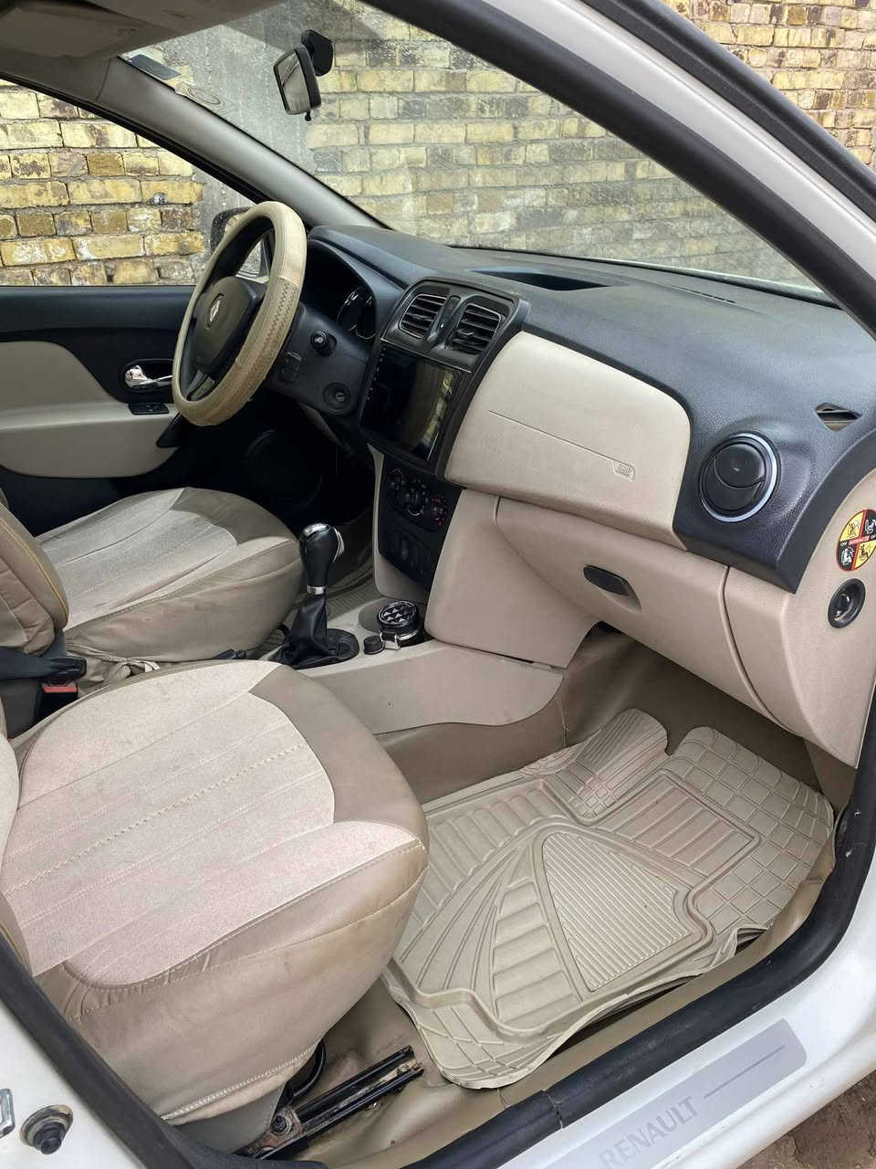 رينو سمبل ٢٠١٦. ماشية ٦٨ الف .ومحرك ١٦٠٠ سياره جديده رقم قادسيه رقم ***********
