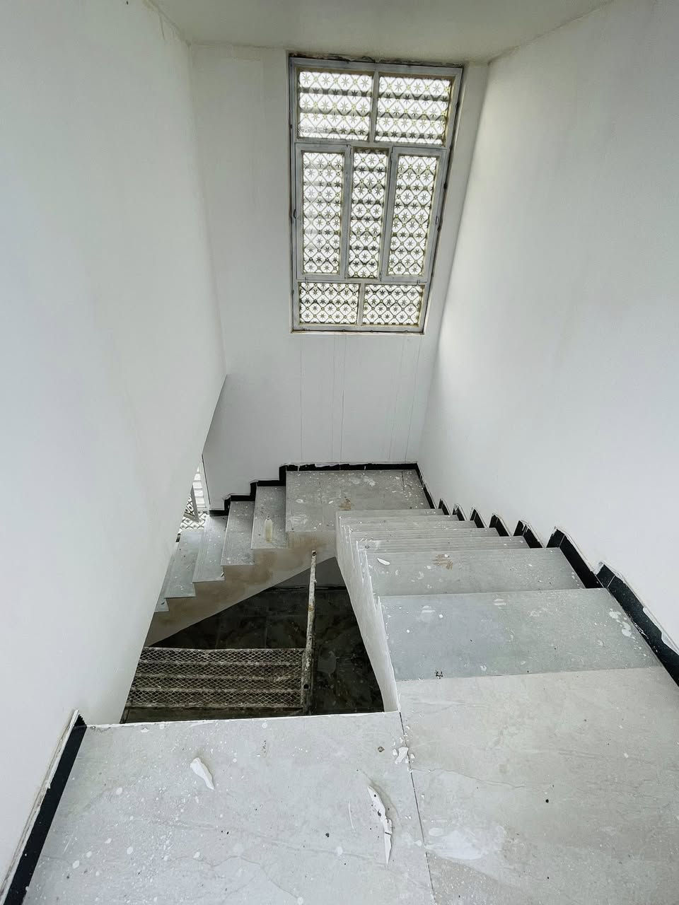 بيت للبيع كامل بحي الجودين بنزله الثالثه مساحته ١٠٠م ركن شارعه ١٥ 
غرفه ومطبخ وصاله والديوانيه وحمام داخلي وخارجي
الاستفسار واتساب ***********
بسعر مناسب
