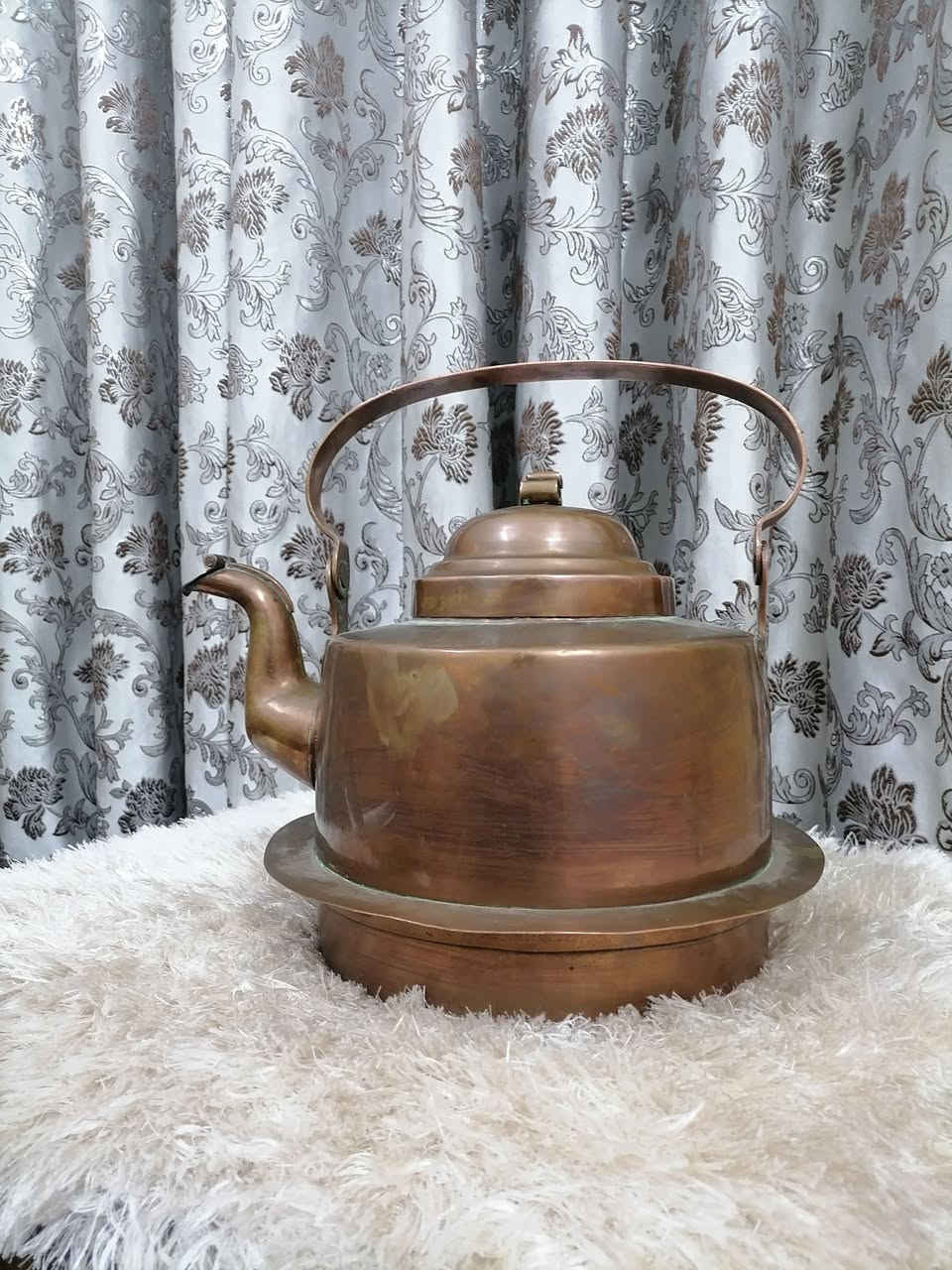 السلام عليكم ورحمة الله وبركاته جبنالكم تحفه فنيه قوري نحاس أوربي الوزن ثقيل نظيف خالي من اي عيب للبيع السعر خاص مكان موصل يوجد توصيل كافه محافظة العراق وهذا رقمي *********** موجود واتساب علا هذا الرقم
