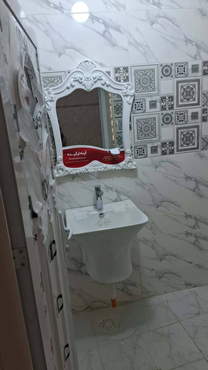 يوجد بيت البيع المساحة بلسند 52 بس واقع حال تقريبآ 70 العنوان  بلولايه بشارع بيت حطاب يتكون غرفه صاله مطبخ وغرفه فوك بيت مرتب وجديد بناء طابوك  الاستفسار ع الرقم الهاتف ***********
