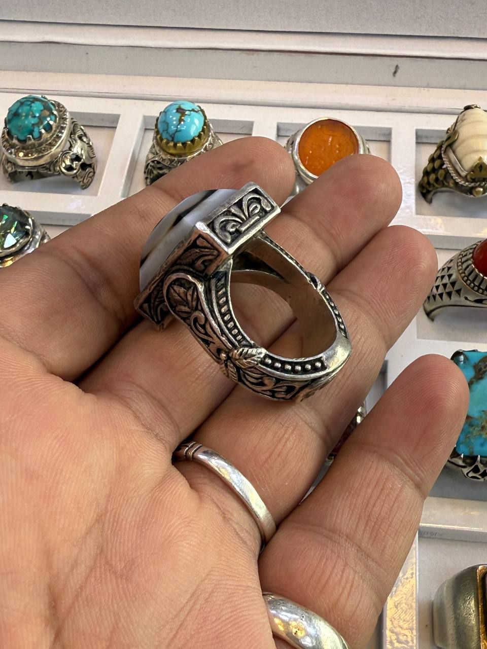 السلام عليكم اخوان خاتم جزع قطع مربع صياغه سنجوقيه يدوي وزن الخاتم الوزن الغرام 37 غم
سعر خاص ***********
