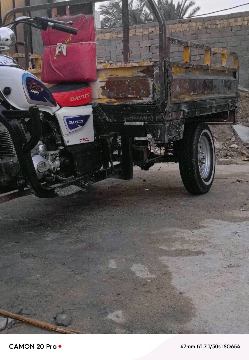 عندي دراجة نارية ثلاثية العجلات من نوع دايون، موديل Sunny. الدراجة بحالة جيدة وتشتغل بشكل ممتاز، مثالية لنقل البضائع. تحتوي على محرك قوي واقتصادي في استهلاك الوقود. مناسبة للاستخدام في المدينة أو في الأرياف.\n\nإذا مهتم، اتصل للحصول على المزيد من التفاصيل والسعر التفاوضي متاح.