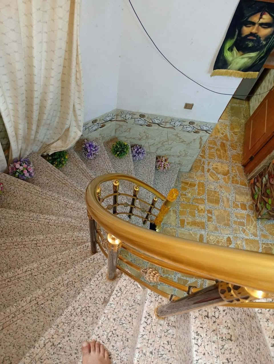 شارع 80 طريق النجف
فرع صيدليه 80 نموذجيه عرض الشارع 20 متر 

بيت طابو صرف مساحته200 متر

متكون من 4 غرف+ 4 مجمعات صحيه مطبخ هول 

كامل من كلشي+ بي اسواق شغاله ورزقها خير من الله //***********//*********** سعر 260وبي مجال
