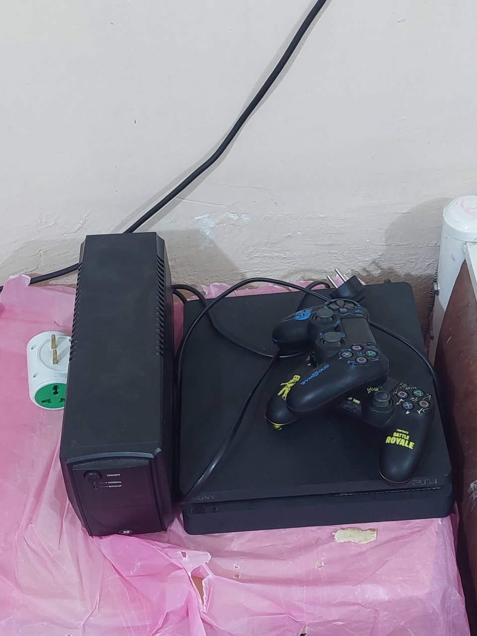 بلي 4 سلم مهكر للبيع
الملحقات_ جوستكات اصلية +يو بي اس 
***********
