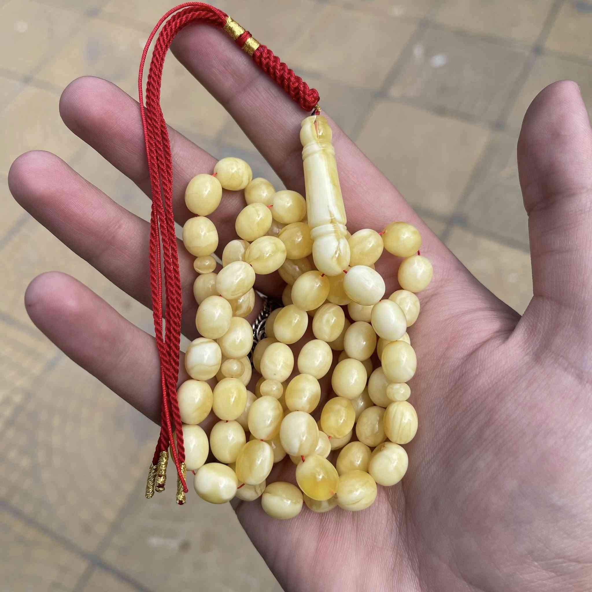 لعشاق التميز جبس بعسل من العيار الثقيل
📿 مسباح كهرب طبيعي بيض حمام جبس بعسل شجري فاخر لون مطلوب جداً بالسوق وخامة جميلة ✨  

🔸 الوزن : 44 غرام  
🔸 عدد الحبات : 73 حبة  
🔸 قياس الحبات : 10,8 / 8,8 ملم
🔸 حبات متناسقة وخامة نظيفة خالية من الشوائب تماماً

💎 للهواة ومحبين اقتناء المميز
💰 سعرة مناسب بلنسبة لهيج خامة وهيج بياض

📩 للي يعرف قيمة الكهرمان يتفضل خاص
📦 تتوفر خدمة توصيل لجميع محافظات العراق وشماله


**إذا كنت صاحب هذا الإعلان وتريد حذفه لأي سبب، رجاءا أرسل رسالة إلى الدعم الفني**