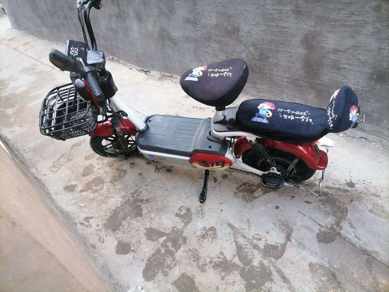 حجم 14 (للبيع) للاستفتار (***********)
           (العنوان حويجة جامع الفاروق) 
اربع بطاريات 48V سرعة 60 ثلاث سرع ملف 350W
نحاس اشاير يمنى يسرى هورن لايت عالي بطاريات جدد
              (سعࢪ 300الف قفل 🔓)
