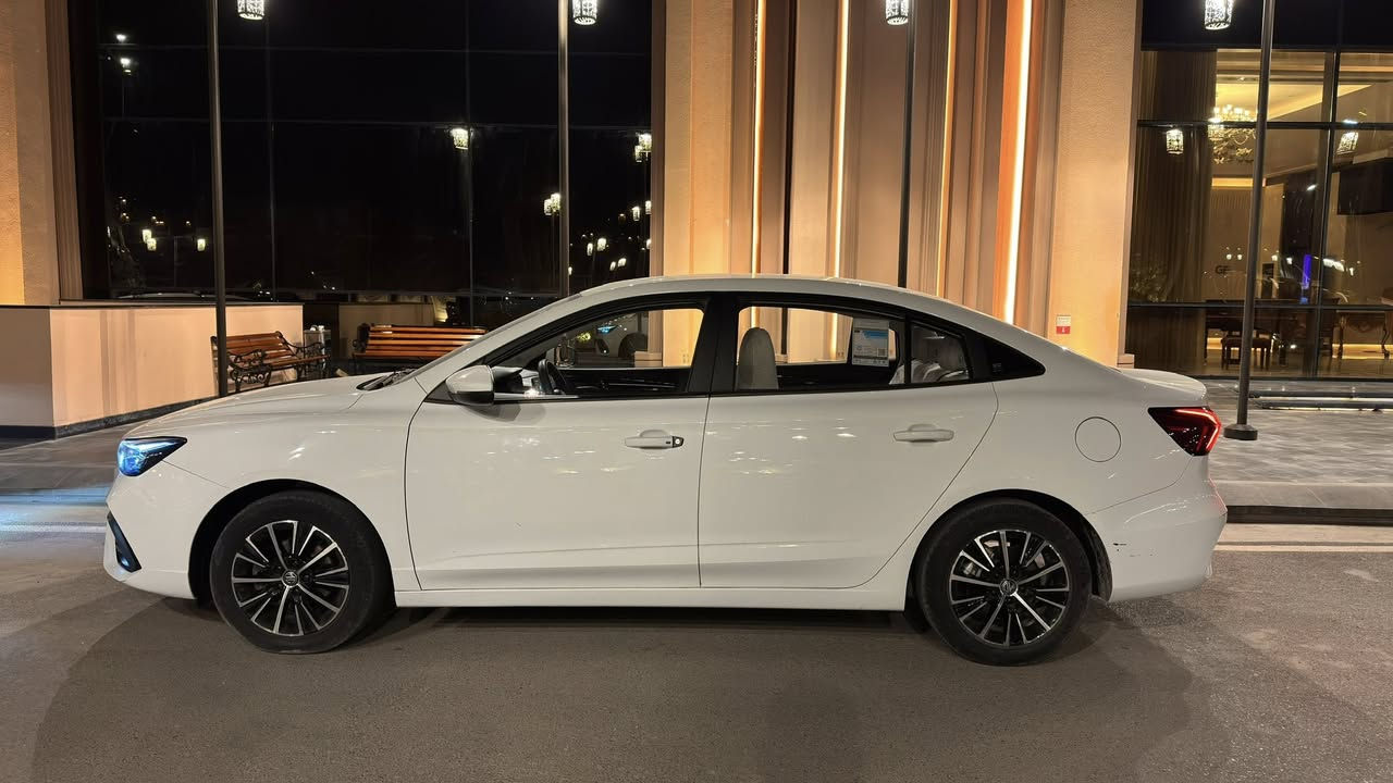 Mg5 plus ( الشكل الجديد ) 

مواصفـات الكومفورت ( النص فول ) 
1- مثبت سرعة 
2- شاشة تدعم كار بلي واندرويد اوتو
3- حسـاسات خلفية 
4- نظام ABS
5- أشاير بالمري
6- اضاءة زنون بلادي عالي  وناصي 
7- قطعتين تبريد 
8- تحكم ستيرن 
9- تحكمات قيادة 3 ( سبورت - اعتيادي - ايكو ) 
10- سايد بريك بصمـة 
11- نظام اوتو هولد 
12-  بصمة ابواب وصندوق 
13- بلوجكترات امامية زنون Led
14- دبل كامشفت 
15-  4 جام كهرباء 

وبعد هواي مواصفات .. 

السيارة بيها فعصة بالجاملغ الامامي
صغيرة + بحافة البنيد كذالك اصبعين

محـرك كيـر كفـالة والسيارة بالضمان 
6 سنـوات او 200,000 الف كيلو متر

الضمـان يشمل صدر السيارة الامامي 
والخلفي عدة الدبلات ضمـانهن 3 سنوات

ماشيــــة : 30 الف ( الدهن مبدل جديد يمشيك 10 الالف من الشركة ) وصولات موجودة .

السعـر : 115 وبيهـا مجال 

***********
