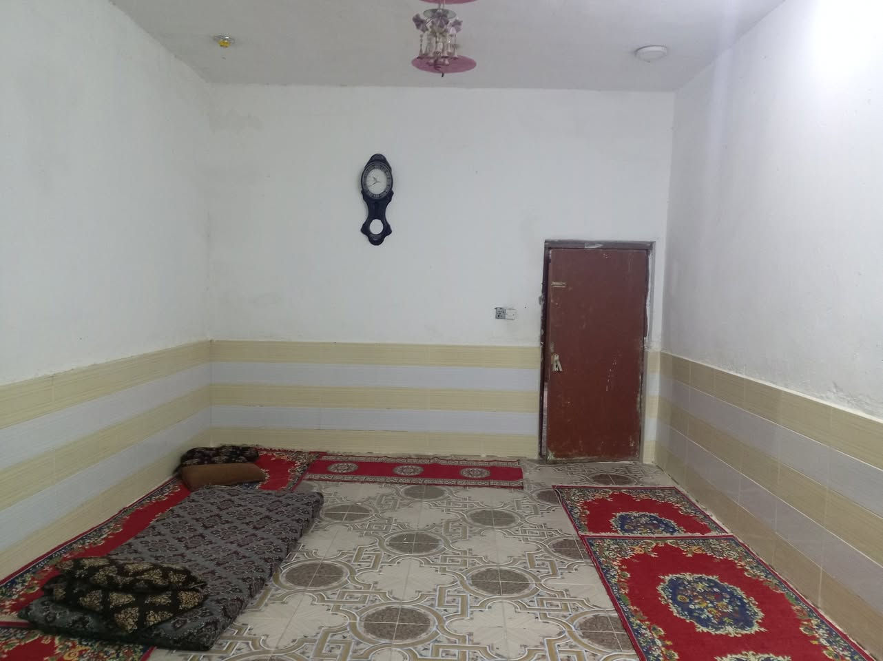 دار للبيع حي الحكيم مساحته ٥٠٠ متر غرفتين نوم وهول وصاله ومطبخ وحمام واستقبال كراج وحديقه
شارع اسواق البركه
يبعد عني الشارع 250 متر
الاتصال واتساب ***********
