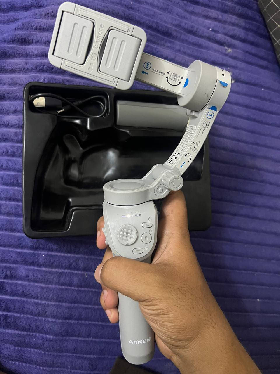 جهاز الجيمبال AXNEN HQ6.
2 ستاند ثلاثي (Tripod) صغير ملحق لتثبيت الجهاز على الطاولة أو الأرض.
3 كيبل الشحن الأصلي (Type-C).
ثبات ثلاثي المحاور (3-Axis Stabilization): يعطيك ثبات كامل ونعومة فائقة بالفيديو ويمع الاهتزاز تماماً أثناء المشي أو الركض.
 تصميم ذكي وقابل للطي: حجمه خفيف جداً وسهل الحمل، تكدر تطويه وتخليه بجييبك أو حقيبتك وين ما تروح.
 تطبيق ذكي مخصص (Gimbal Show): يدعم تطبيق رسمي ينزل على الأيفون والأندرويد (موجود الـ QR كود ماله على العلبة) ويحتوي على ميزات قوية مثل:
 تتبع الوجه والحركة (Face & Object Tracking): الكاميرا تفر وياك وين ما تتحرك تلقائياً.
 أوضاع تصوير متعددة: مثل التصوير البانورامي، والتصوير بطريقة الـ Inception mode الرهيبة.

السعر خاص تواصل
***********
