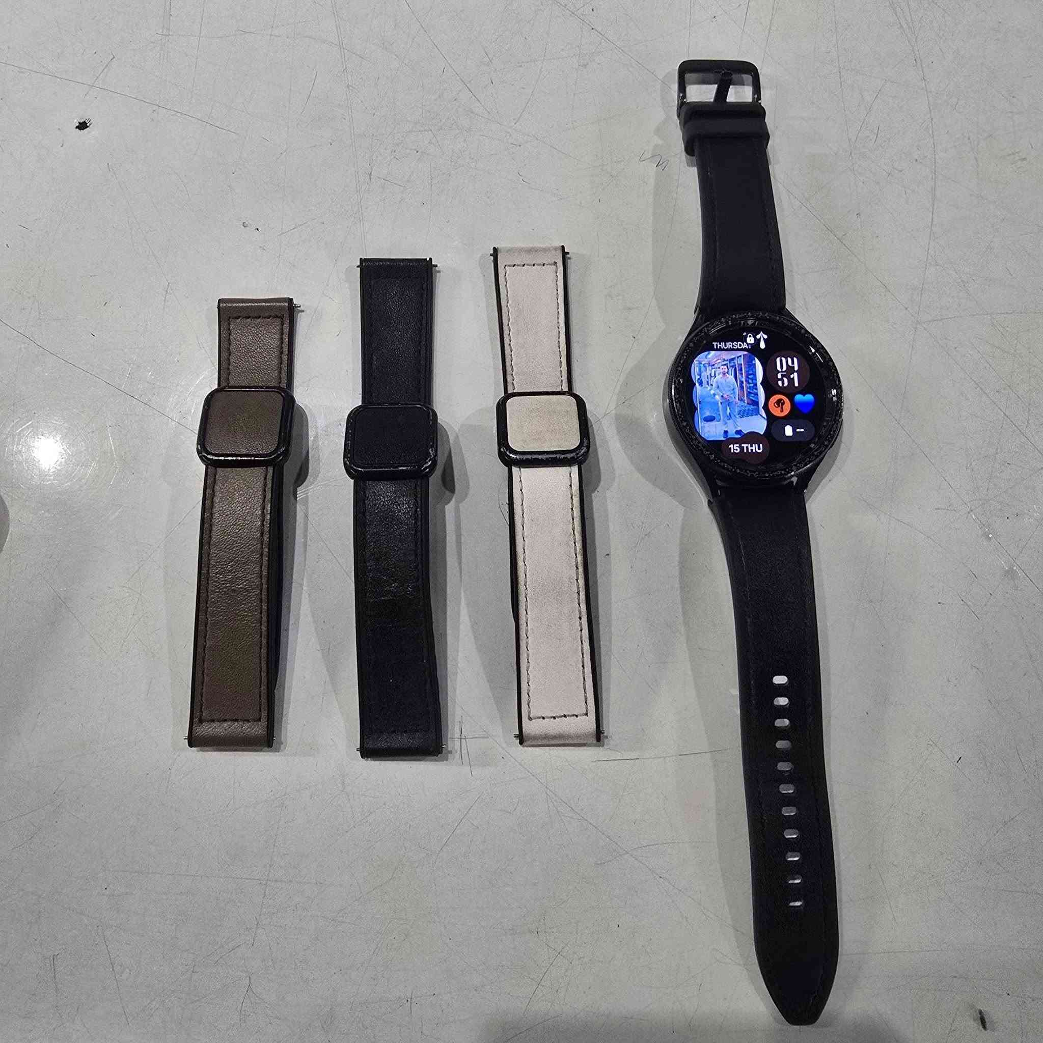 ساعة Galaxy Watch Astro Edition هي إصدار خاص من سامسونج يجمع بين تصميم كلاسيكي مستوحى من علم الفلك  مواصفات ساعة ذكية متقدمة، تتميز بشاشة Super AMOLED أكبر وأكثر سطوعاً، حافة دوارة نحيفة، عدسة كريستال ياقوتي للمتانة، ميزات صحية شاملة (نبض، أكسجين، نوم)، وتدعم أكثر من 90 نشاطاً بدنياً، مع بطارية تدوم طويلاً، وتقدم تجربة مستخدم أنيقة وعملية، كما ذكرت ، و..
المواصفات الأساسية:
الشاشة: Super AMOLED، أكبر حجمًا (حتى 30%) مع حافة أنحف (15%) مقارنة بالإصدارات السابقة.
التصميم: مستوحى من الفلك (astro-inspired)، مع نقوش فلكية على الإطار.
المتانة: مصنوعة من زجاج كريستال ياقوتي لحماية الشاشة.
المقاسات: 47 مم.
نظام التشغيل: Wear OS (يعمل بنظام أندرويد). 
الميزات الصحية واللياقة:
مراقبة شاملة: معدل ضربات القلب، الأكسجين في الدم (SpO2)، تحليل النوم.
تدريبات: دعم لأكثر من 90 نشاطاً بدنياً مختلفاً. 
الميزات الذكية:
اتصال: بلوتوث، تكامل مع أجهزة سامسونج الأخرى (مثل سماعات Buds).
التحكم: حافة دوارة نحيفة للتحكم السلس.
إشعارات: استقبال الرسائل والمكالمات. 
لماذا إصدار Astro؟
يكرم الإرث العلمي القديم في علم الفلك، مستلهماً من الاسطرلاب.
يقدم مزيجًا من الأناقة الكلاسيكية والتقنية الحديثة. 
وياها ٣ سيوره جلد وعلبتها والشاحنه الساعه نظيفه وشغاله بدون اي مشكله 
سعرها ١٥٠ الف قفل مع السيوره 
مكاني بغداد الاعظميه 
***********
***********
