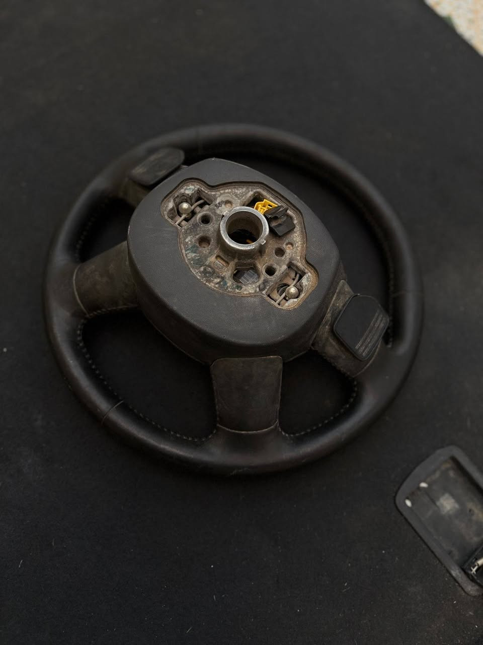 Audi Steering wheel
A4/A5/A6/A7/A8 

Airbag - paddle shaft 

🔥75 الف فقط

*********** 📞
