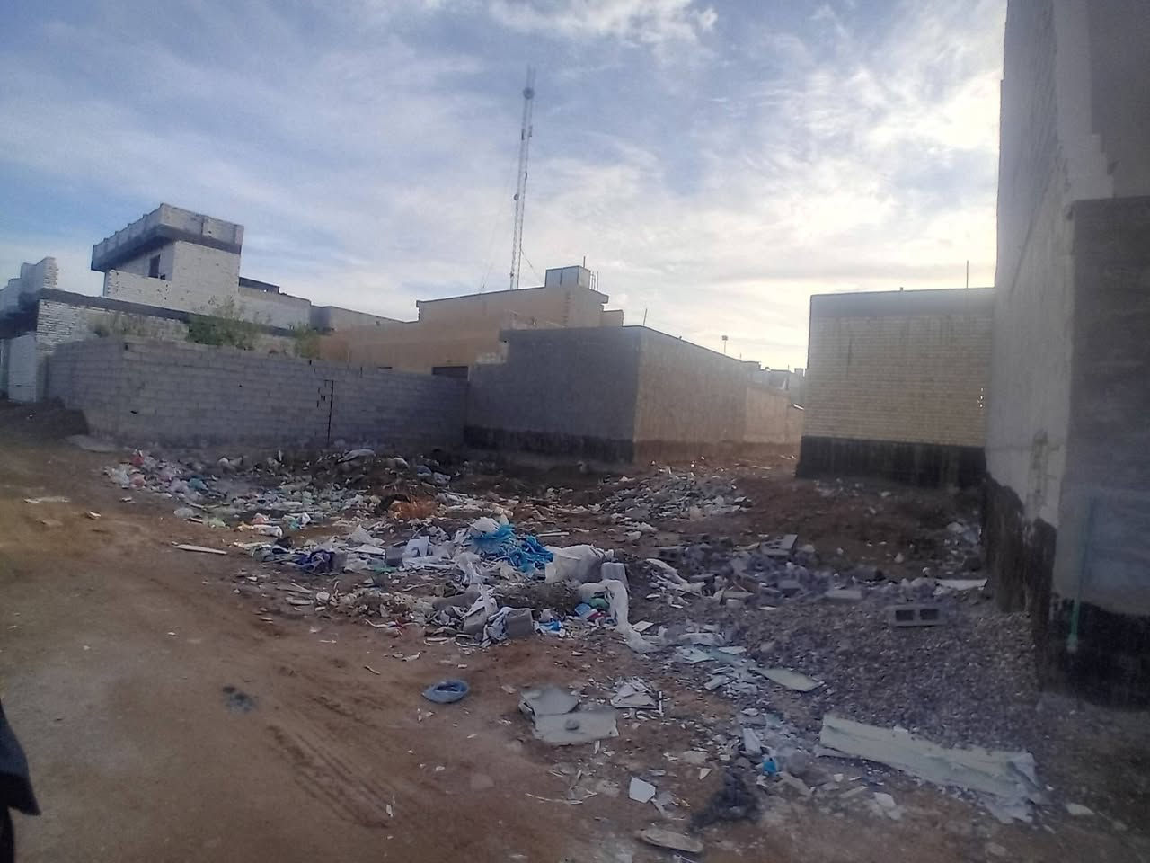 سلام عليكم قطعه ارض 200متر عل محيط قرب شارع البراري جسوم سعر 26 وبيه مجال الرقم الاستفسار ***********
