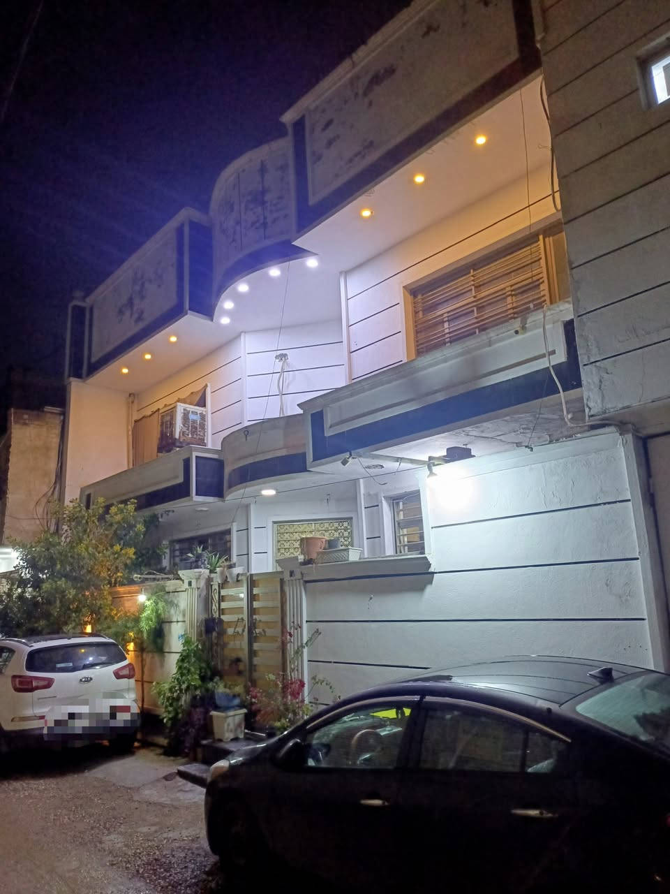 السلام عليكم اخوان 
دار للبيع في الكاظمية منطقة الطي شارع الوزراء قريب على الشارع المبلط الجديد تقريبا رابع بيت  بالقرب من مجمع بوابة الكاظمية تتوفر فيه كافة الخدمات من ماء + كهرباء المساحة 150 متر طابو ملك زراعي سند 25 الواجهه 15 والنزال 10 طابقين يحتوي على 5 غرف نوم كبيره مساحتها 4×5 مع استقبال كبير + 2 حولي مع المطبخ 4×5 +حمامات عدد 2 + حمام شرقي خارج + بيتونه ومخزن خارج مطل على السطح  كامل يباع البيت مع الاثاث او بدونه حسب رغبة المشتري البيت جدا نظيف السعر خاص فيس بوك او واتساب للاستفسار على الرقم *********** تحياتي اخوكم ابو محمد
