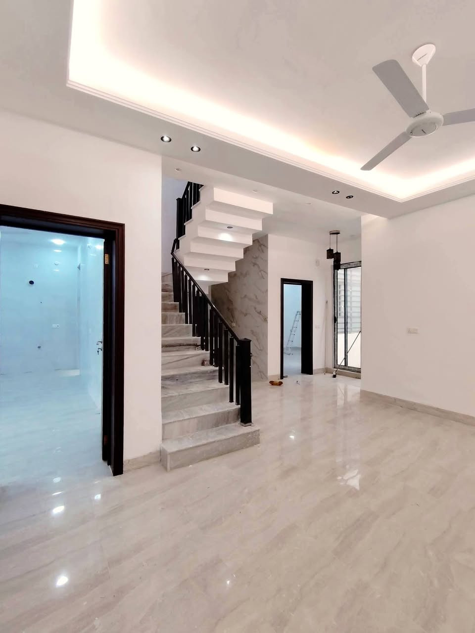 دار للبيع طابو ززاعي سند ٢٥
تحويل
الموقع نادر الاولى 
المساحة 200م
طابقين الطابق الاول غرفين نوم استقبال مطبخ كليدور مناور 2
جراج حديقة
الطابق الثاني ٣ غرف نوم واحد منهن سويت  كليدور مجمع صحيات 
للاستفسار .
اتصل بالارقام التاليه 
***********
***********
موقع المكتب حله نادر الاولى الشارع الرئيسي مقابيل دائره اتصالات بابل 
مكتب علي السلطاني للعقار
3
