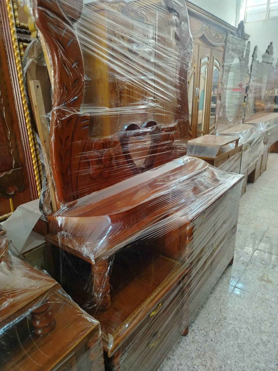 غرفة نوم ٦باب طابقين صاج داخل وخارج حطاطة السعر ٧٥٠ الف وبيها مجال الشراي العنوان بعقوبة كاطون شارع أبو رباح مجاور مرطبات السيد *********** مزاد ابو كرار الغريباوي
