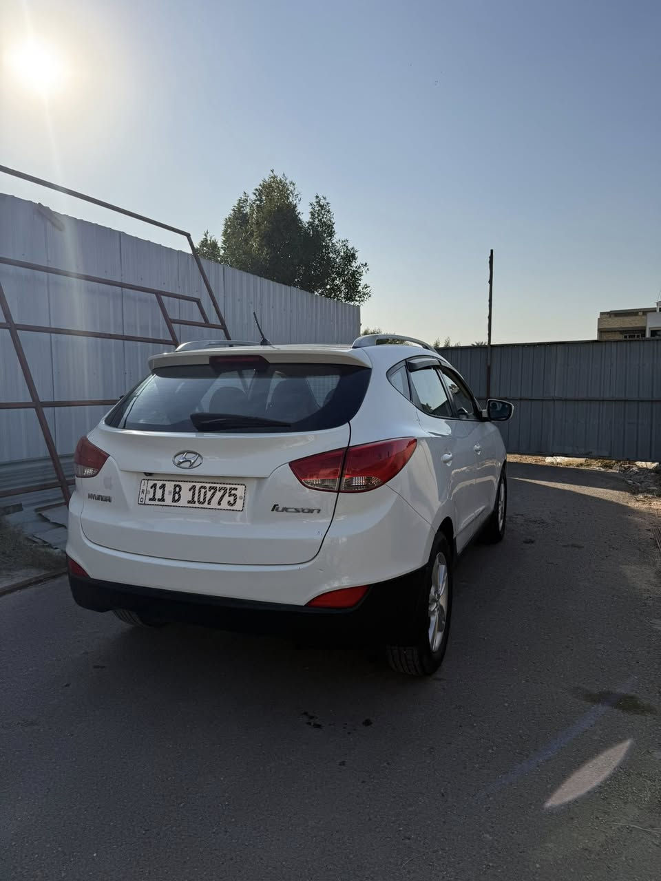 السلام عليكم 
توسان 2011 رقم بغداد 
بيها مكانات بارد وصبغ جزء بالباب الخلفي عكس السايق فقط
السياره بأسمي السعر 134 وبيها مجال بسيط
مكاني بغداد الدوره للاتصال ***********
