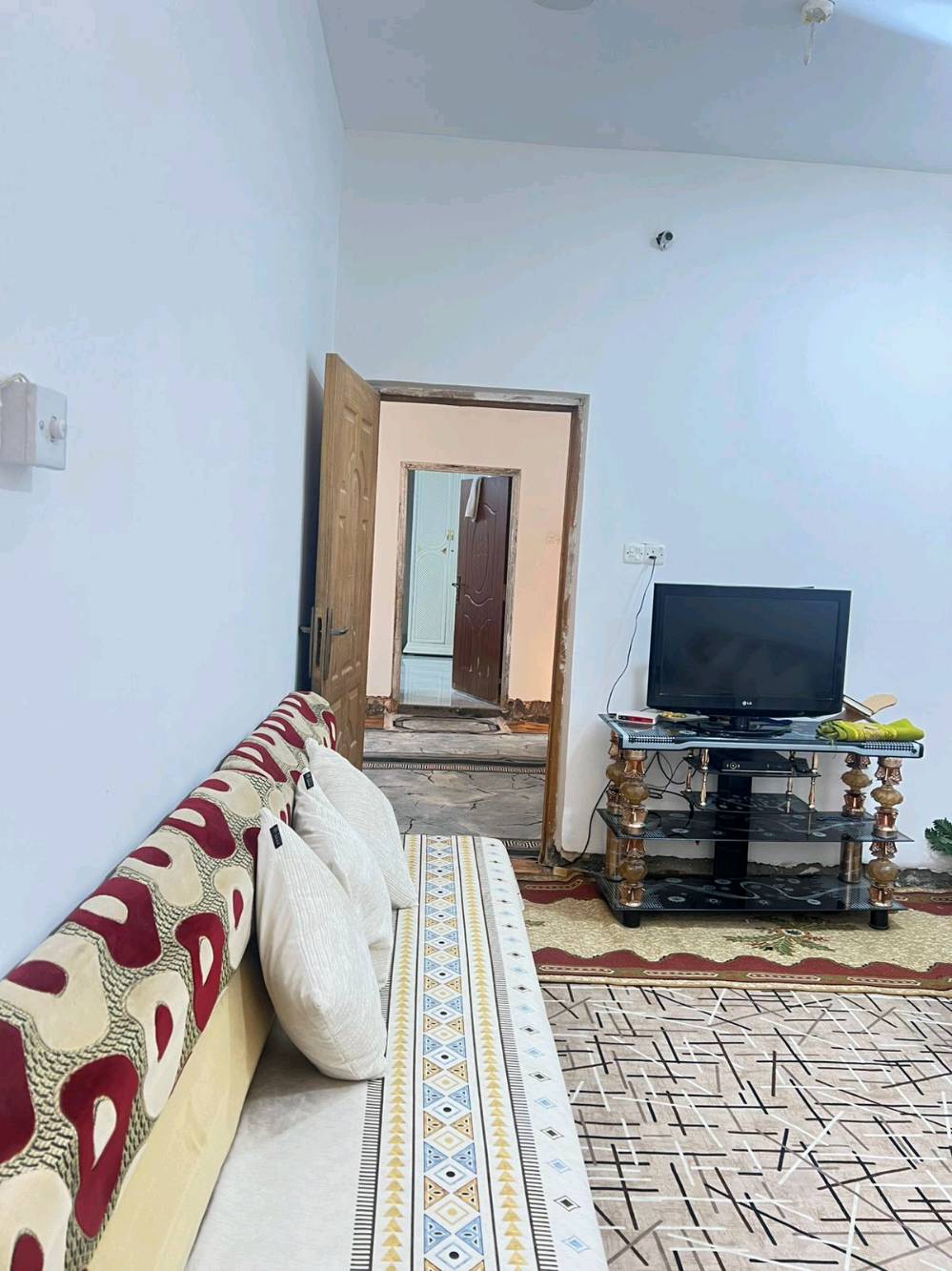 السلام عليكم بيت للبيع مساحة ١٠٠متر مربع طابو زراعي سند ٢٥  يحتوي مطبخ حار وبارد معزولين وصاله وكلدور وغرفه ومجمع صحيات وبيتونه وصحيات خارجيه  بناءصب كونكريت بناء حديثالعنوان ابو خستاوي شارع سيد علي قرب ملعب ابو عادل 
السعر٤٢ وبي مجال 
للاستفسار***********