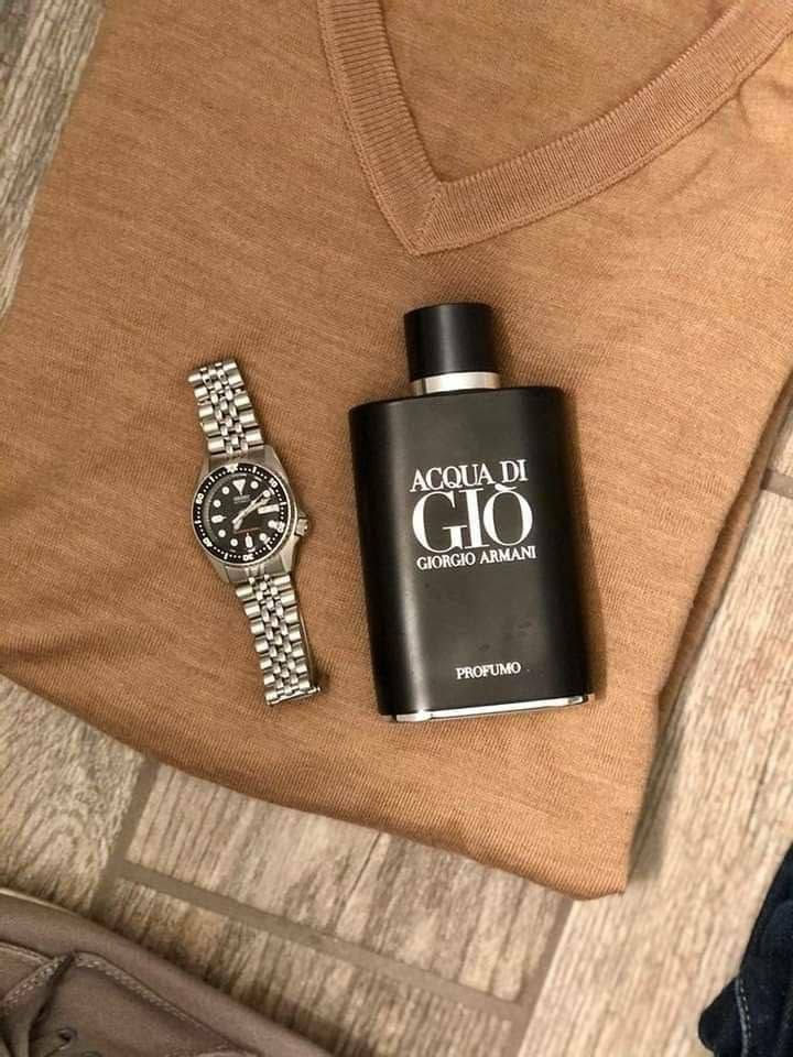 ✨ العطر الرجالي الاكثر طلبا 
عطر أكوا دي جيو بروفومو من جورجيو أرماني Acqua di Gio Profumo Giorgio Armani

عطر أكوا دي جيو بروفومو Acqua di Gio Profumo هو أحدث عطور دار جورجيو أرماني Giorgio Armani للرجال صدر مطلع هذا العام 2015 كأحد عطور الأروماتيك أكواتيك في قنينة سوداء اللون مع مكونات أكثر عبقا من الإصدارين السابقين (أكوا دي جيو ، و أكو دي جيو إيسنزا)

عطر اكوا دي جيو بروفومو Acqua di Gio Profumo

يحوي عطر أرماني الجديد أكوا دي جيو بروفومو Acqua di Gio Profumo مزيجا من البخور و رائة مياه البحر مع البرغموت و المريمية و الباتشولي.
الحجم. 100 مل
السعر 10 الاف 
🚘 يوجد خدمة توصيل لجميع محافظات العراق ٤ الاف 🚘


**إذا كنت صاحب هذا الإعلان وتريد حذفه لأي سبب، رجاءا أرسل رسالة إلى الدعم الفني**