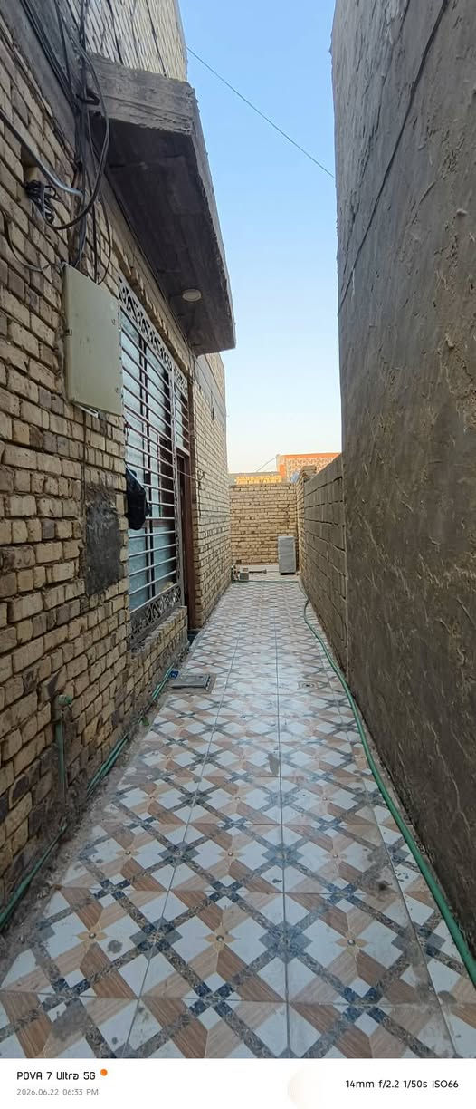 السلام عليكم دار للبيع طابقين زراعي سند ٢٥ بي وصل من البلديه
المساحه ٤٧٥متر كونكريت مسلح والارضيه رفت يحتوي على غرف نوم عدد ٣ صالات عدد ٢ براني صحيات عدد ٥ داخلي وخارجي الطابق الثاني غرفه نوم صاله صحيات سطح شتايگر نضيف البيت عالي عن الشارع العنوان خلف عمارات الزيتون شارع سيد هاشم قرب حسينية حامل الواء السعر ٩٠ وبي مجال الاستفسار خاص او اتصل‏‪***********‬‏
