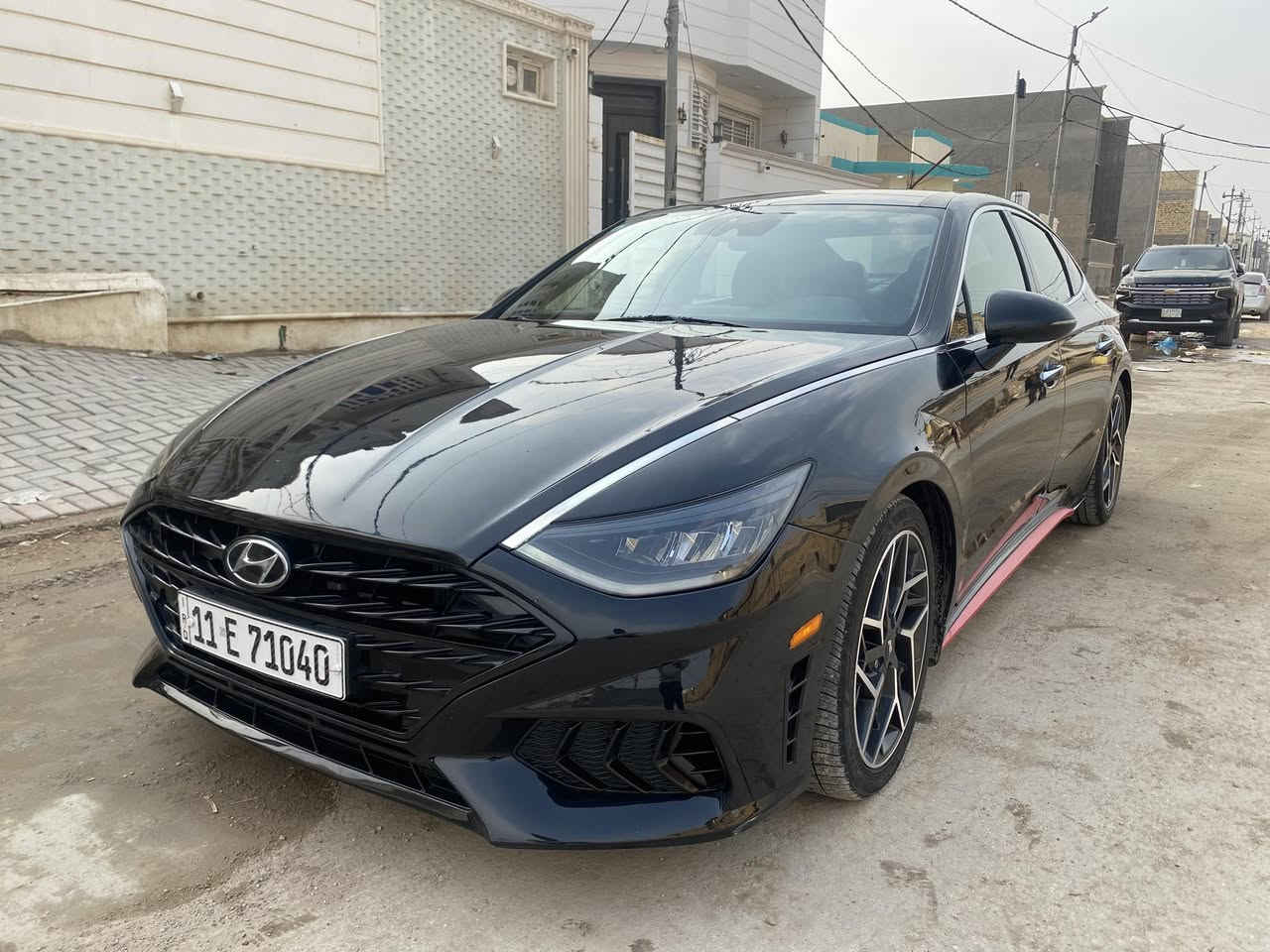 السلام عليكم للبيع سوناتا مديل 2022 الفئه ان لاين 2500 تيربو الرياضي 290 حصان لون الأسود الملكي ماشيه 26 آلف 
المواصفات 
سستم سماعات بوس 8 سماعات 
كشن حضن جلد وكنتاه مطعم احمر مختم ان لاين 
بصمه دخول ذكي 
بانوراما
تشغيل عن بعد
ويل 19 الكبير علامه ان لاين   

هاند بريك بصمه 
اوتو هولد 
خمس وضعيات قياده 
دبل سبورت 
كشن كهرباء 
جنطه ذكيه 
كشنات تدفئه 
شاشه كبيره تدعم كار بلي 
جام اوتو 
تحكمات مقود جهتين 
شفتات ستيرن 
وباقي المواصفات ال ان لاين معروفه شكو مواصفه ب سوناتا موجوده لان سياره فول الفول للأخير 
السياره صافيه من كل شي الشخوط وغيره 
ملاحظه الحادث السياره سرقه وليس ضرر وحادث سرقه جاملغ وبنيد فقط بدون دواخل بدون شاصي ولا لغود
جميع الايرباك سليمه والمصطره مال جنطه صبغ فقط مقدار بالعرض أربع أصابع موضحه ب صور 
السياره جديده جدا والي يحب عندي فديو أوضح قطعه قطعه ب سياره حته زلوغ ما بيه 
السعر 188 وبيه مجال 
***********
