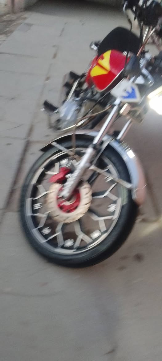 السلام عليكم ورحمه الله وبركاته للبيع دراجه 5كير شغاله سلف هندر كهربائيات مكينه ناعمه بيه نواقص بسيطه سعر 450الف مكاني بغداد ساحه عدن هاتف***********
