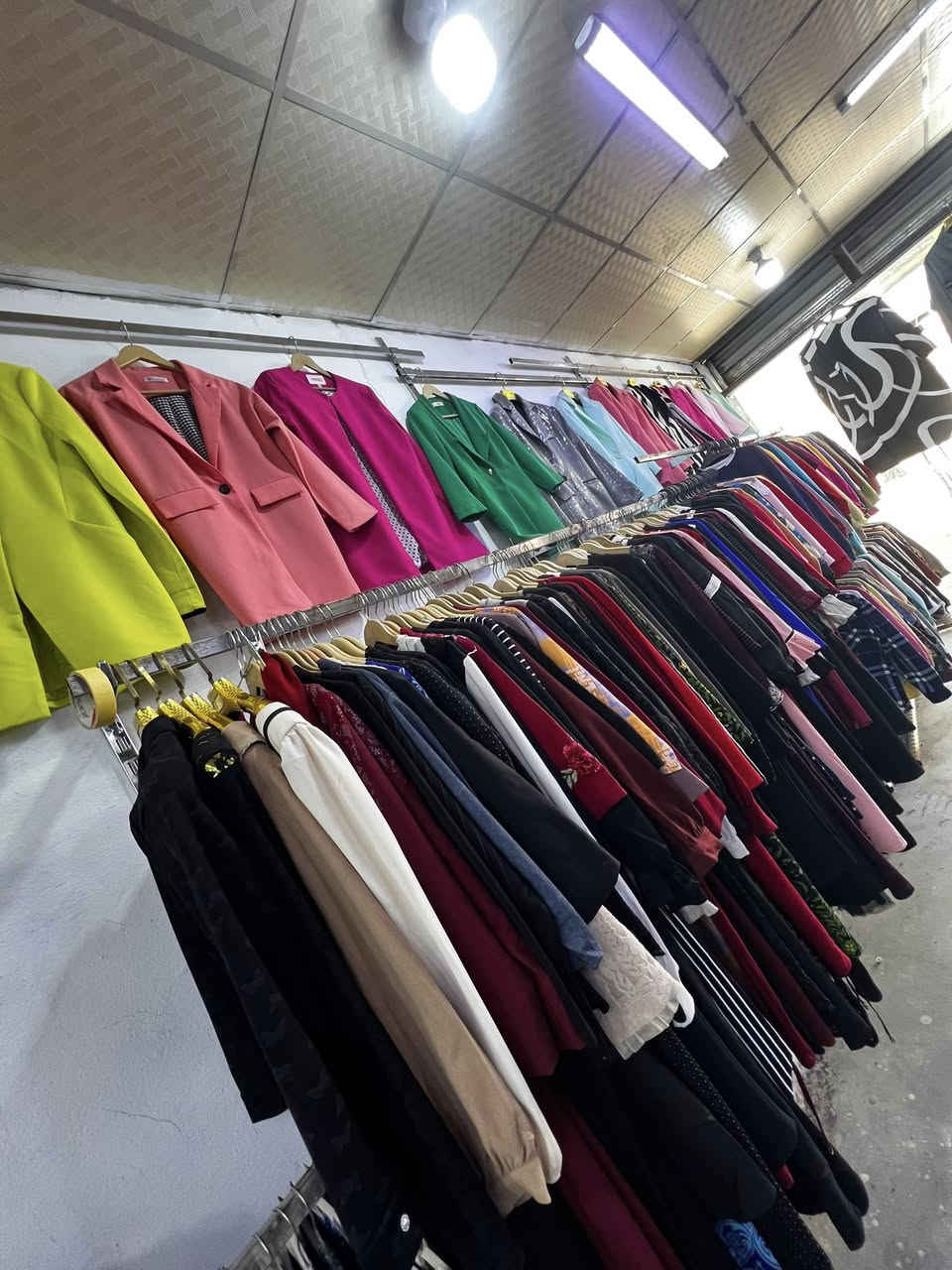 السلام عليكم شلعه ملابس شتائي اكثر من الف و250قطعه رجالي ونسائي كسر جديد وبضاعه جديده ومكويه الي مهتم يراسل وادزله تصوير البضاعه ❤️


**إذا كنت صاحب هذا الإعلان وتريد حذفه لأي سبب، رجاءا أرسل رسالة إلى الدعم الفني**