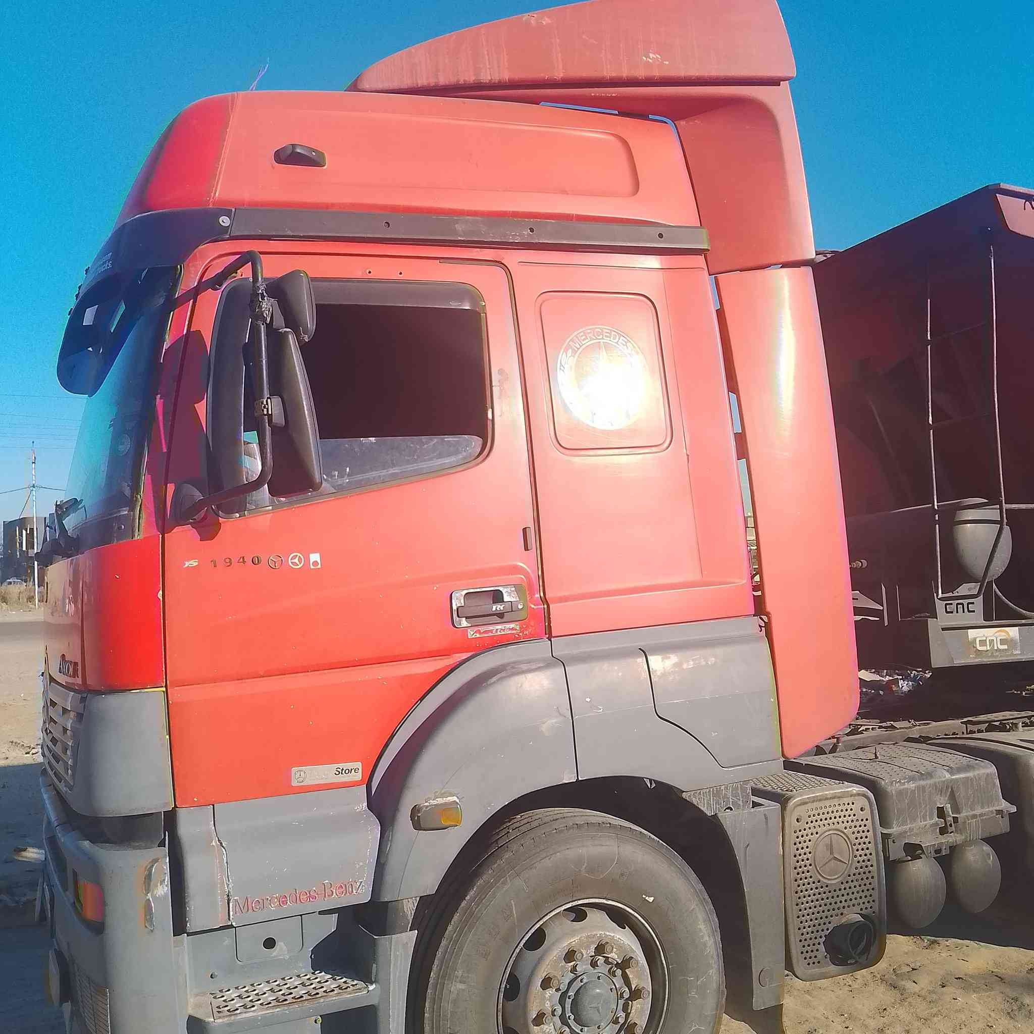 السلام عليكم اكسور للبيع موديل 2004 دهوك رقم جديد باسمي لوري جاهز للشغل مربوطه عربانه كامله رقم تلفون ***********
***********
