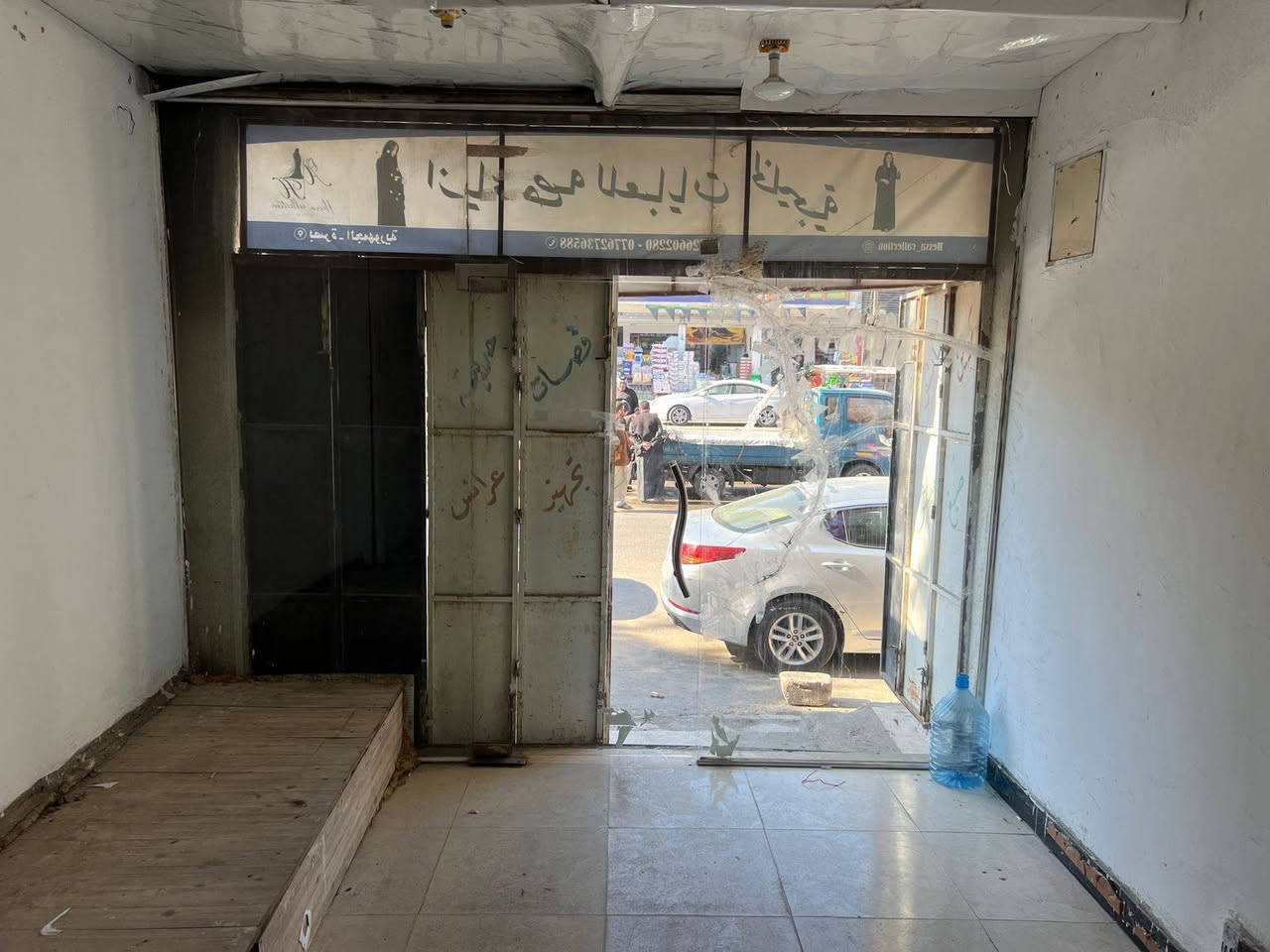 السلام عليكم 
يوجد محل للإيجار في الجمهوريه شارع السوق قرب محلات الجمله الغذائيه للإستفسار الاتصال بالرقم 
***********
