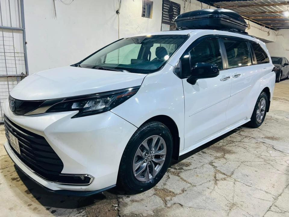 السلام عليكم للبيع
2023 Toyota sienna hybrid 
2023 تويوتا سينا هايبرد XLE

السيارة ترقيم وهزة كله جديد 
باسمي تحويل مباشر 
السيارة فول مواصفات وكامله من كلشي 
لون ابيض صدفي
جميع المقاعد كامله 

ماشية 41,500 mi
الضرر جاملغ وباب كلير فقط من اميركا 
ايرباك برده فقط
السعر 28,500 $ بي مجال بسيط 
للاستفسار على 
***********
