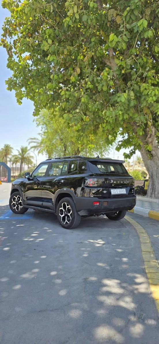 جيتور بلكن هايبرد  2026 جیتور T1 1.5T PHEV لكجري (بلك-ان هايبرد🔋)

الموديل: 2026 (خليجي)
العداد: 7700 

المحرك: المحرك: 1.5 لتر توربو 4 أسطوانات حقن مباشر + محرك كهربائي القوة الاجمالية 340 حصان
عزم الدوران (نيوتن-م): 530
ناقل الحركة: أوتوماتيكي مخصص لنظام الهايبرد 1DHT
نظام الدفع: دفع امامي
سعة البطارية كيلووات/س: 26.7
 استهلاك الوقود: المدى بشحنة كهربائية وتعبئة وقود كاملة يصل إلى 1000 كم (WLTC)
استهلاك الوقود: 5.2 لتر لكل 100 كم

الضمان الأساسي: 6 سنوات وعداد كيلومتر مفتوح
ضمان المحرك: 10 سنوات او 1،000،000 كم ( أيهما اولاً / للمالك الأول )
ضمان البطارية : 8 سنوات او 150,000 كم ( ايهما اولاً
المواصفات
*بانوراما 1.1م
*إطارات 19 إنچ
*صندوق كهربائي 
*رادار تفاعلي
*قيادة شبه الذاتية
*مانع تصادم امامي
*تحذير من الاصطدام الامامي والخلفي
*كاميرات محيطية 540 درجة
*حساسات أمامية وخلفية
*نقطة العمياء 
*تحذير مغادرة المسار
*مساعدة للبقاء في المسار
*انماط قيادة متعددة (تشمل قيادة هايبرد او كهربائية بالكامل)
*شاشة التحكم 15.6 إنچ
*شاشة القيادة 10.25 إنچ
*نظام صوتي متطور 9 سماعات من Sony
*أبل كاربلاي وأندرويد أوتو لاسلكي
*نظام اوامر وتحكم صوتي
*مقصورة الركاب من الجلد الفاخر 
*مقاعد السائق والراكب كهربائي ومبرد
*مقعد السائق ذاكرة
*مقعد الراكب مزود بمسند كهربائي للأرجل 
*إنارة ترحيبية مع إنارة محيطية متعددة الالوان 
*مصابيح أمامية وخلفية أوتوماتيكية LED 
*التكييف التلقائي مع الضوء القريب والبعيد
*نظام تقليل الضجيج النشط مع زجاج مزدوج
*المرايا الجانبية قابلة للطي كهربائياً ومدفأة
*دخول ذكي وتشغيل عن بعد
*خاصية إغلاق نوافذ وفتحة السقف عن بعد
*شاحن هاتف لاسلكي سريع
*مسند الذراع الوسطي مع ثلاجة
*ماسحات مع حساس للمطر 
سعرها 38.500 مليون
السياره بيها طخه بالدعاميه الخلفيه وعفتها ع حطتها مصلحتها وموضحه بالصور 
مكاني بغداد حي الاعلام
وهذا رقمي مهندس مصطفى
***********
