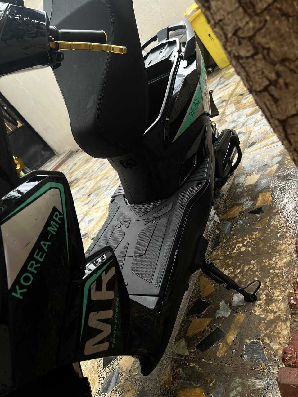 السلام عليكم دراجه سكنس شحن للبيع 6 بطاريات مبدلهن قبل 4 اشهر جاية من شركة البطارية الوحده 32 امبير شديت 33 امبير عليها عقل جبير
 تاير خلفي مبدل جديد 
صينيه ( فلنجه ) مبدل جديد 
دسك خلفي مبدل جديد 
سكليتر مبدل جديد سرعتها بالبرنامج 65 كيلومتر (حسب الوزن )
بيها الجوزه مال السويج ما تشتغل 
اشغل من كارت الدخول  
ينفتح صندوك ماعلي شي صندوك شاد جك سلايت  
دبل اشاره 
4 نمر 
لايت 4 عدسات ثلجي 
اصطاب خلفي 
هورن 
كهربائياتها  انا مشتغلهن قالع الفيش وموصل مباشر بالشرنك ( يعني انسى العطل اغسل براحتك ) 

السعر 650الف وبيها مجال حك الجية 👍🏿

مكاني البصرة ابي الخصيب 
للتوصل واتساب فقط ***********
