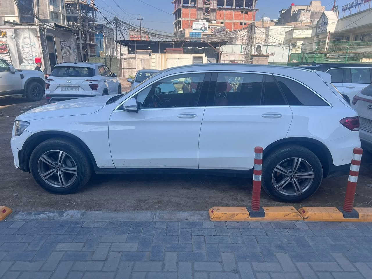 للبيع | Mercedes-Benz GLC 300 موديل 2022
سيارة مرسيدس GLC 300 موديل 2022، بحالة ممتازة، تتميز بالفخامة والأداء العالي مع تصميم عصري وتجهيزات متطورة، مناسبة للاستخدام اليومي والسفر.

المواصفات:

* موديل: 2022
* الفئة: GLC 300
* محرك 2.0 لتر تيربو.
* ناقل حركة أوتوماتيكي 9 سرعات (9G-TRONIC).
* نظام قيادة ديناميكي مع أوضاع قيادة متعددة.
* شاشة معلومات وترفيه كبيرة.
* كاميرا خلفية وحساسات أمامية وخلفية.
* نظام تشغيل وإيقاف بدون مفتاح.
* مقاعد جلد كهربائية.
* إضاءة LED.
* مثبت سرعة.
* عجلة قيادة متعددة الوظائف.
* مكيف أوتوماتيك ثنائي التحكم.

حالة السيارة:

* السيارة بحالة ممتازة.
* الفحص متاح للراغب بالشراء.
* جاهزة للاستخدام ولا تحتاج أي مصروف.
تبديل بنيد ومصبوغ + جاملغ ايمن مصبوغ .
عنوان السيارة بغداد - المنصور 

للاستفسار أو المعاينة يرجى التواصل على الخاص أو الاتصال
***********
