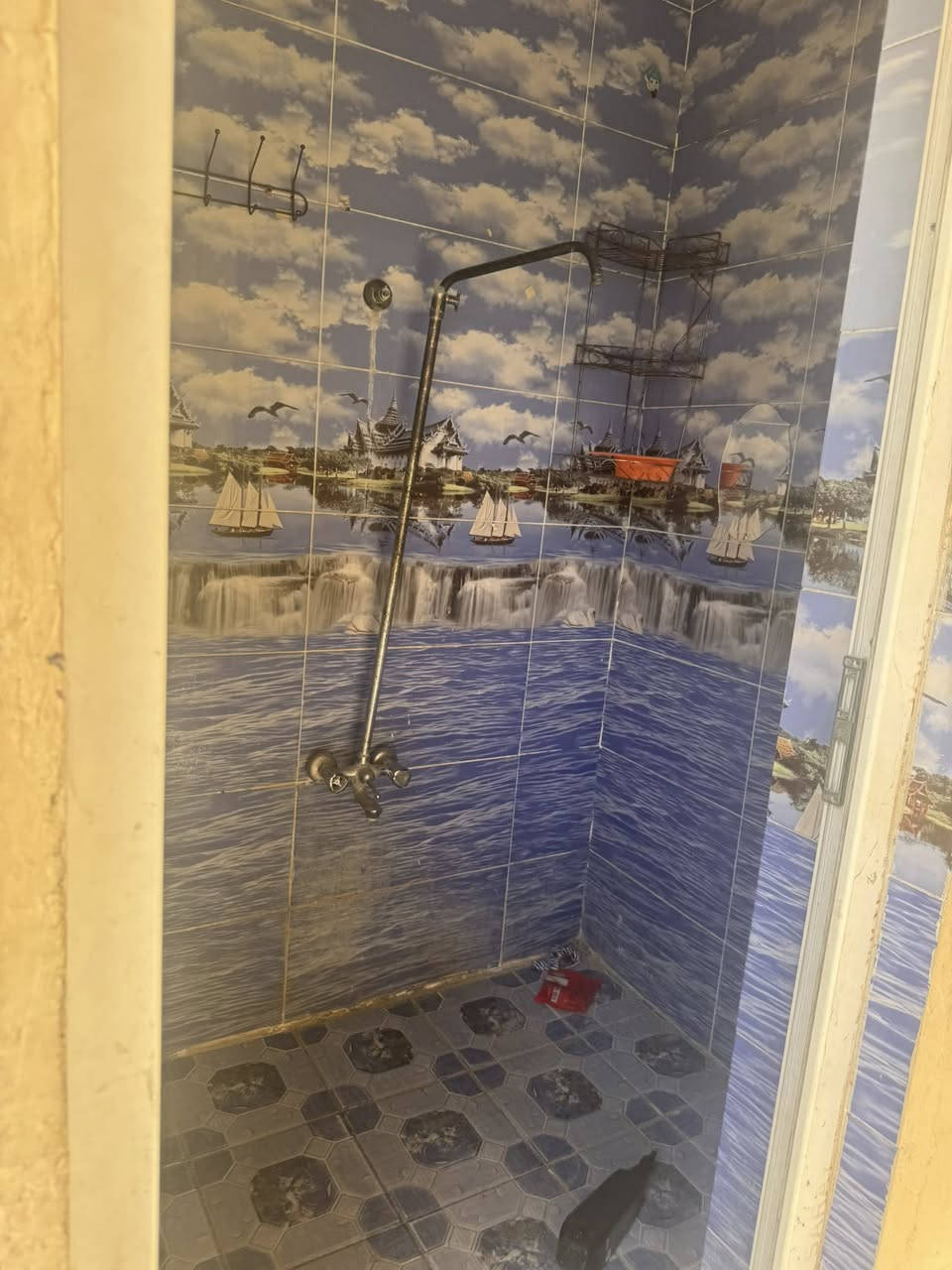 السلام عليكم 
بيت للايجار في التحرير قرب شارع بيت كمبش  غرفتين نوم لكن المطبخ خارجي سعر الايجار 275وبي مجال للتواصل 
***********
