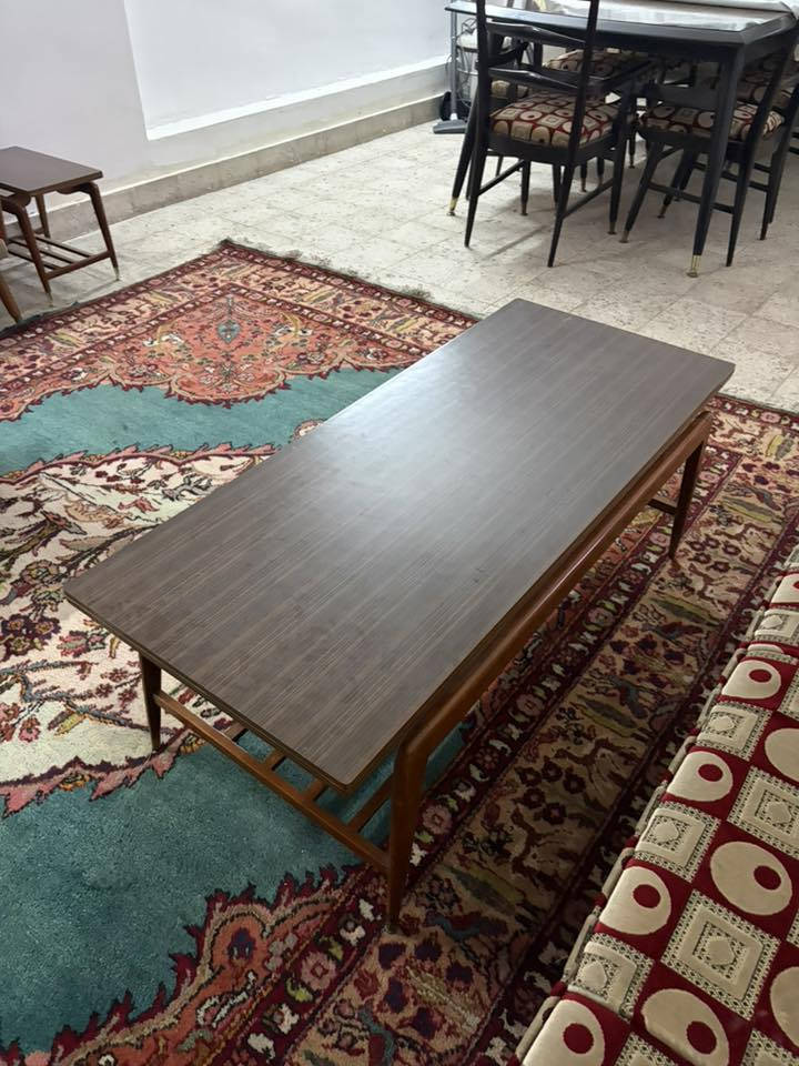 غرفة خطار للبيع نظيفة جداً
تخم قنفات
طبلات عدد ٢
ميز طعام مع كراسي 
بوفيه 
علاقة ملابس خشب 
للاستفسار ***********
