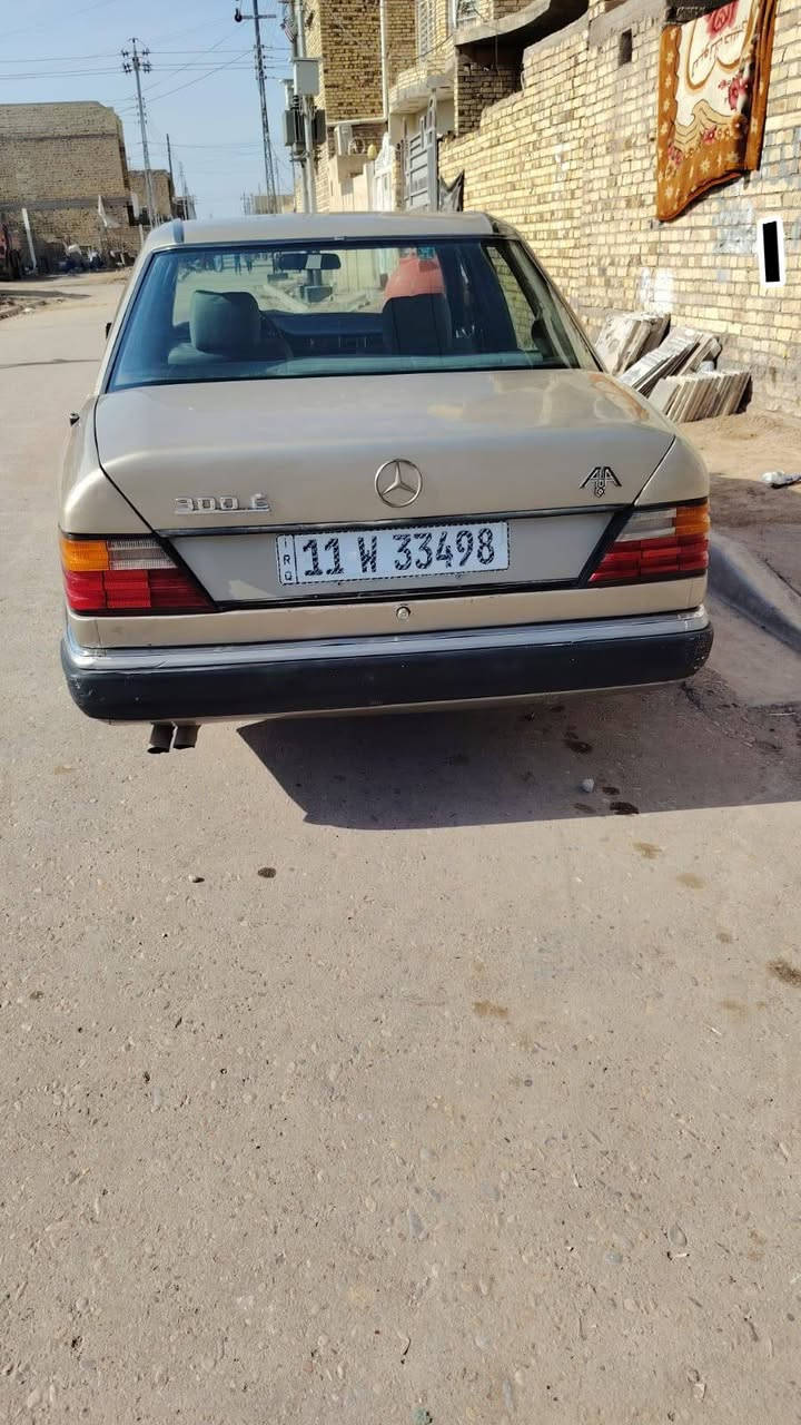 سلام عليكم سياره مارسدس دب موديل 1990 السناويه جديده 2029 بيه هزه جديده بيه مكينه 2500 بطه سعر السياره(60)وبيه مجال العنوان ميسان حي الموضفين***********
