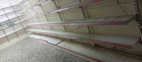 يوجد رفوف سفينه مال اسواق 
 او استعمالات اخرى ..
استعمال 3اشهر 
الطول 7متر 
الارتفاع 5رفوف 
للاستفسار ..الاتصال على الرقم 
***********
