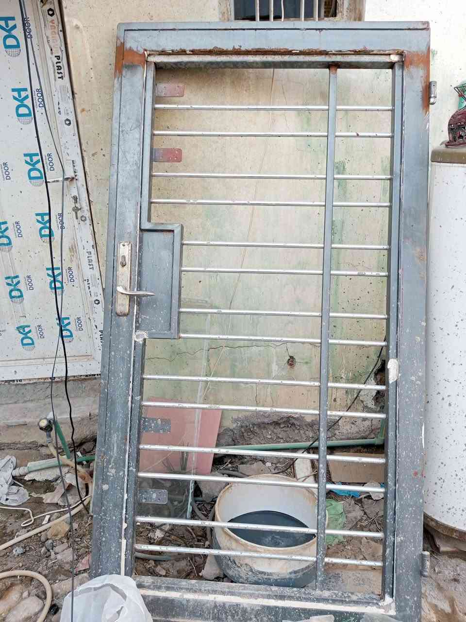 السلام عليكم للبيع المكان بغداد حي الجامعة واتساب *********** 
باب حديد كذالك 2 بوب خشب مستعملات بدون اطار
سخان 
تواليت غربي 
مغسله 
نركيلة 
براكيتات
